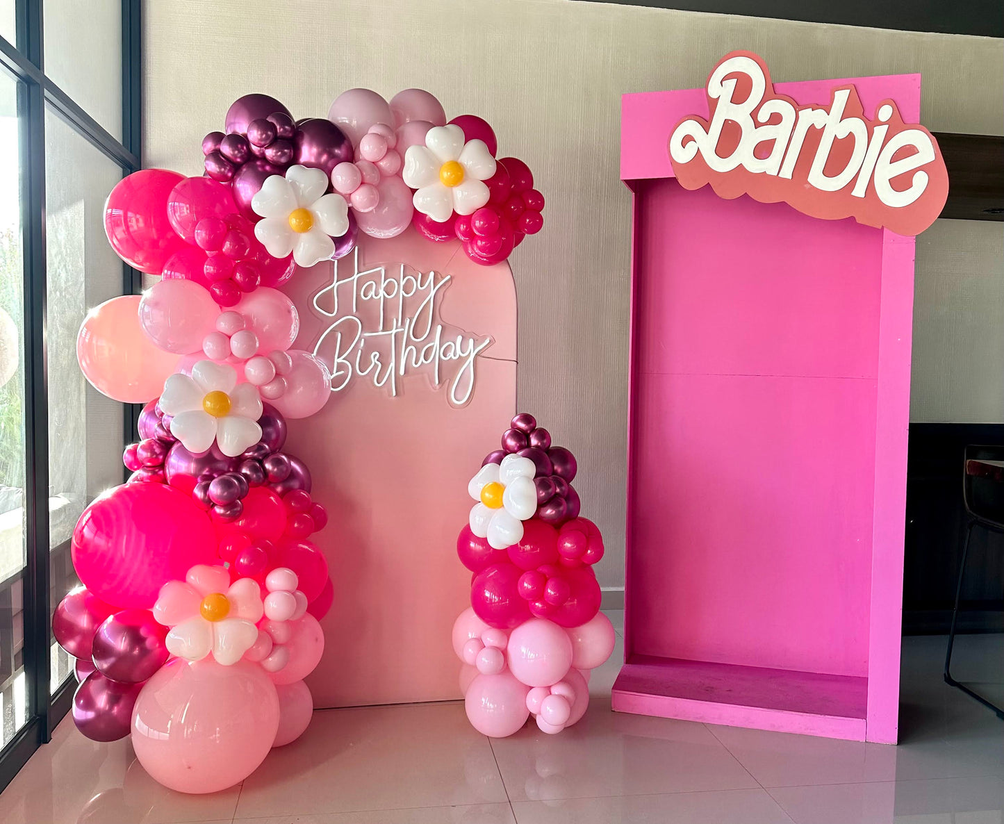 Mampara con Neón + caja Barbie