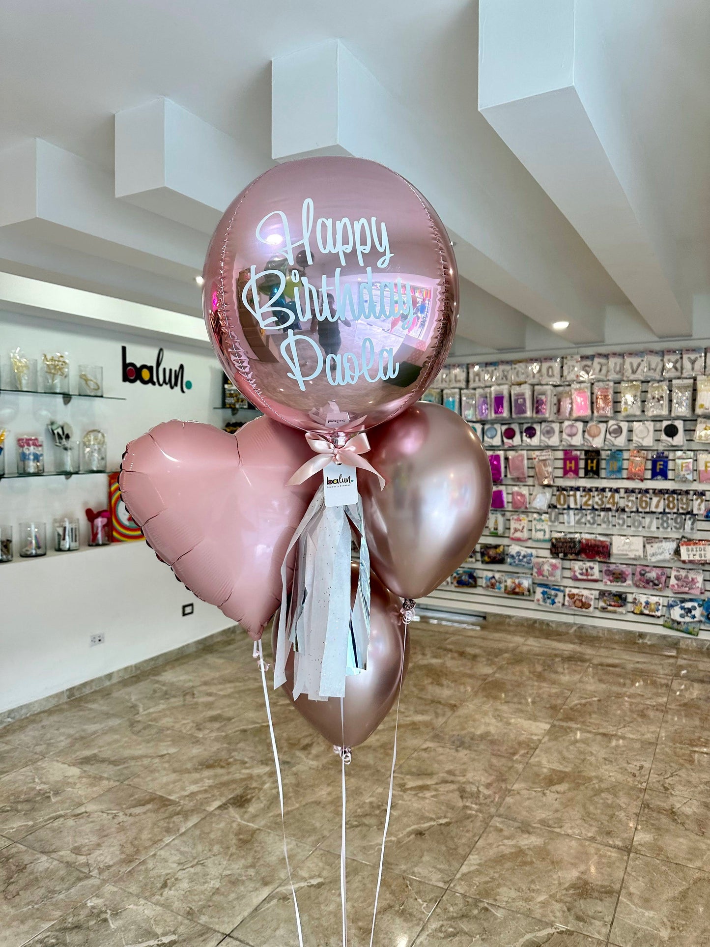 Orbz Chico + 2 Globos Látex + 1 Corazón Metálico