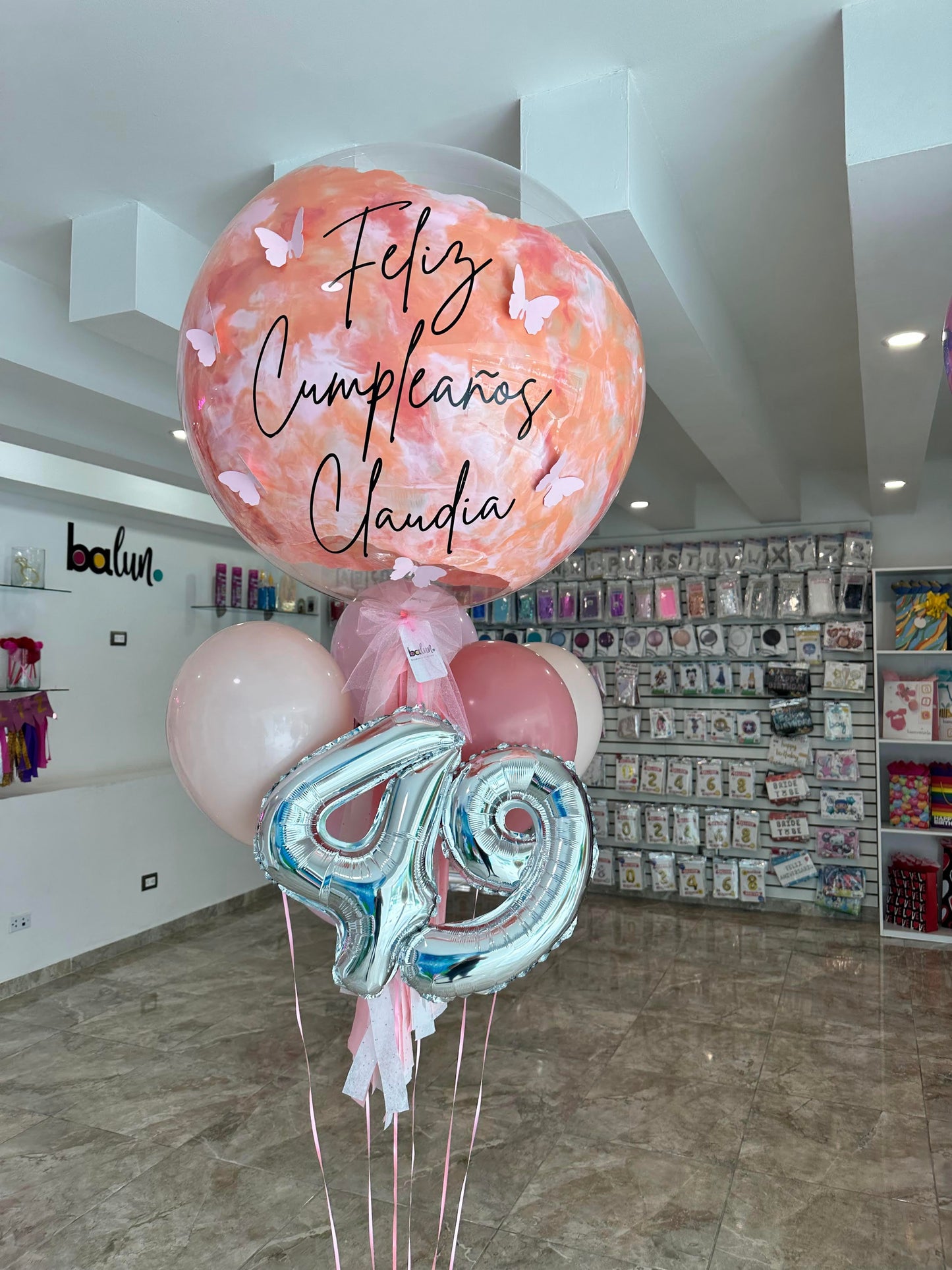 Globo Burbuja + 5 Globos Látex + Número Chico + Mariposas