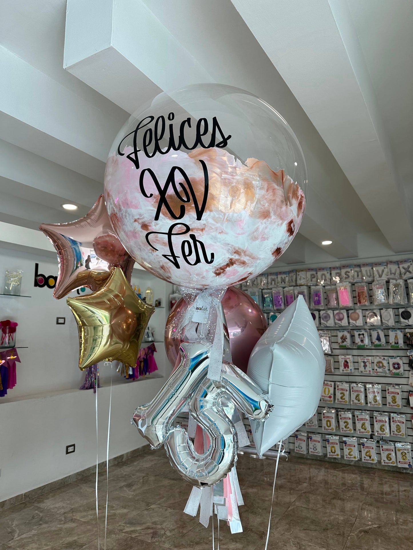 1 Globo Burbuja + 1 Orbz + 3 Estrellas Metálicas + 2 Números Chicos