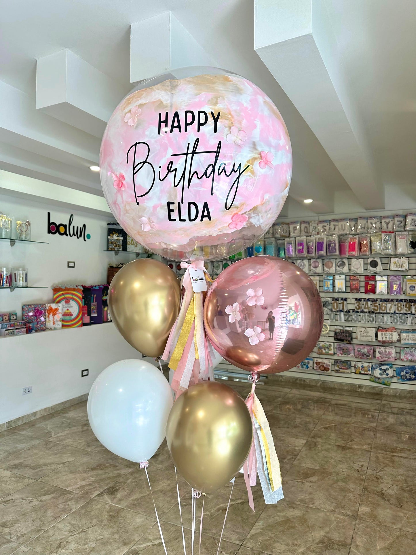 1 Globo Burbuja + 1 Orbz + 4 Globos Látex + Florecitas