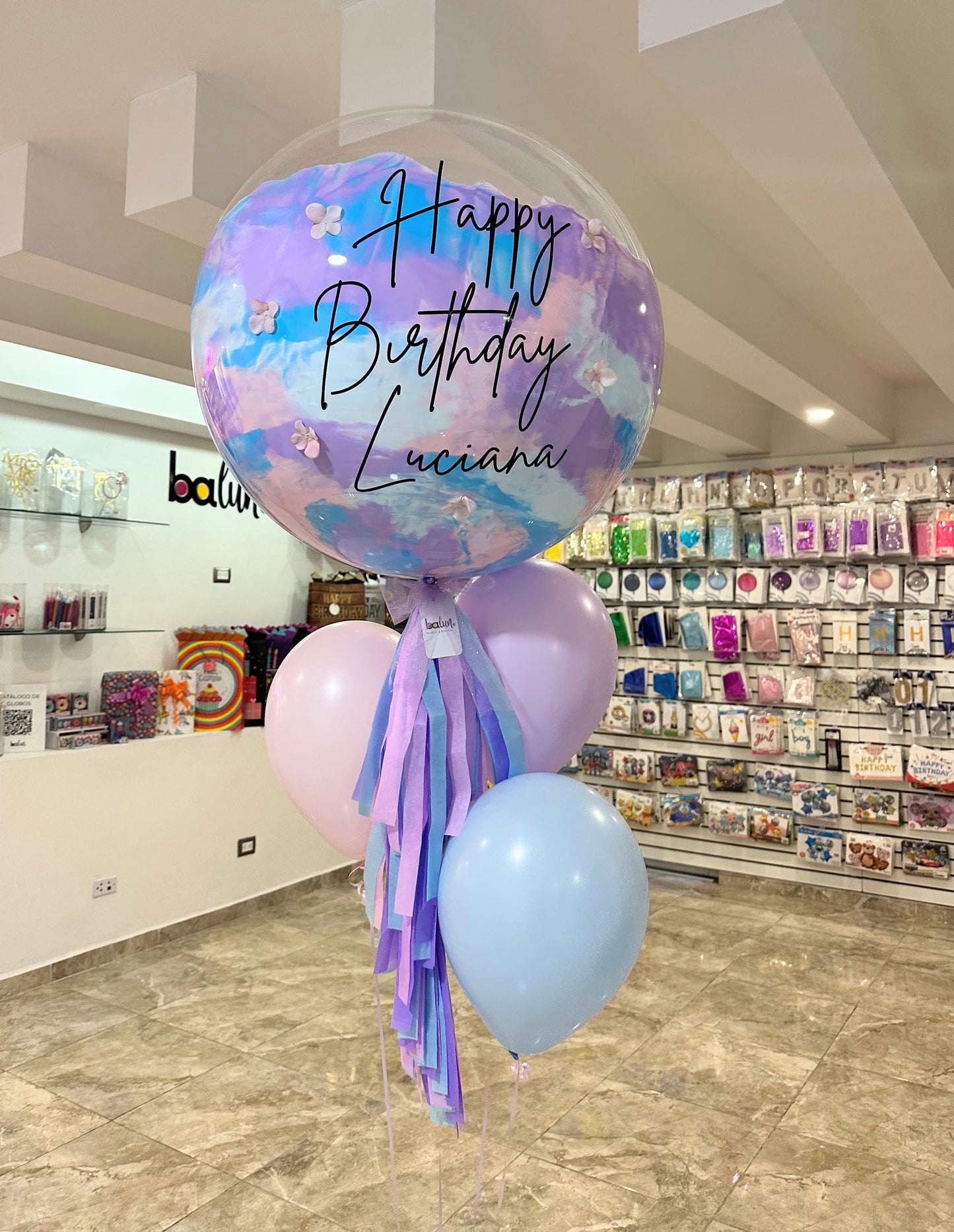 1 Globo Burbuja + 3 Globos Látex + Florecitas