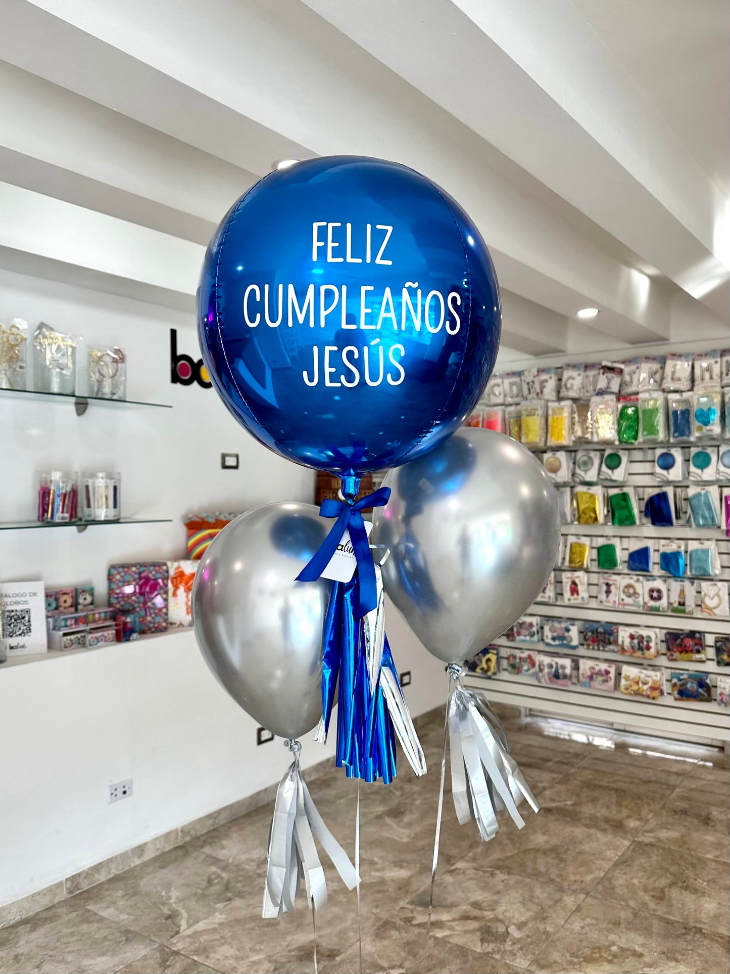 Orbz Chico + 2 Globos Látex