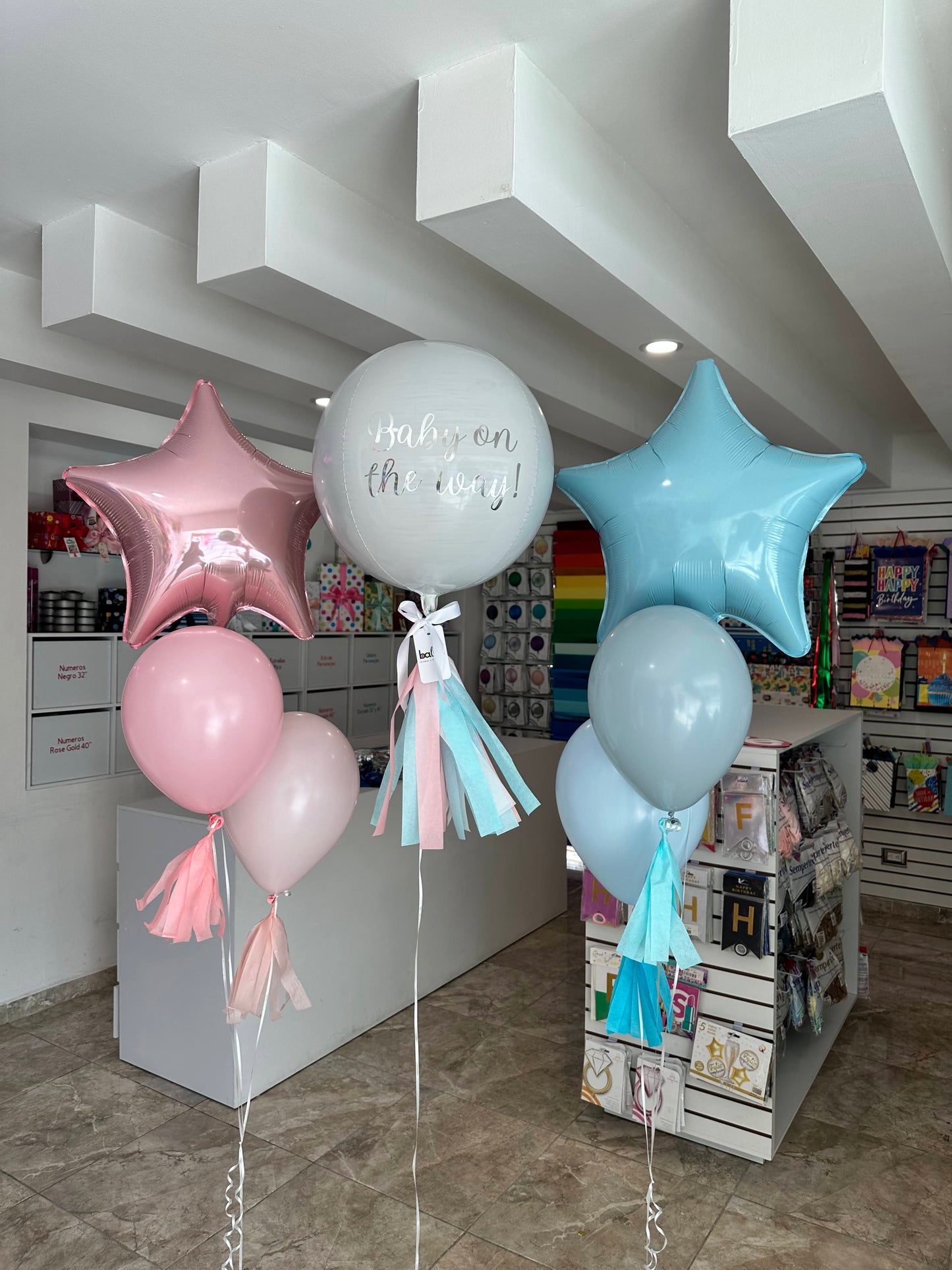 Orbz Chico + 2 Ramilletes de estrella y globos látex