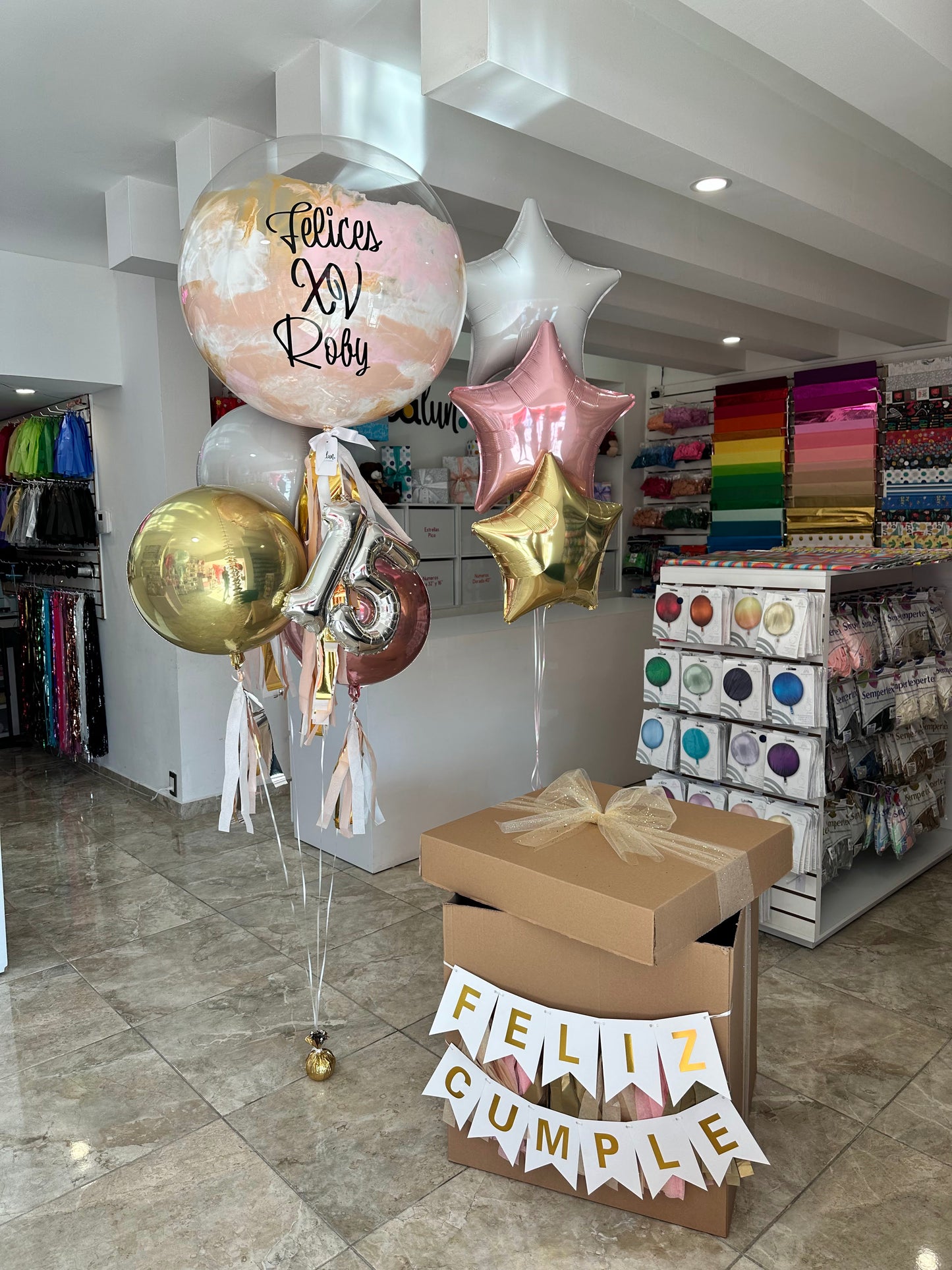 Globo Burbuja + 3 Orbz + 3 Estrellas Metálicas + Números Chicos + Caja Jumbo (60x60x60cm) Decorada