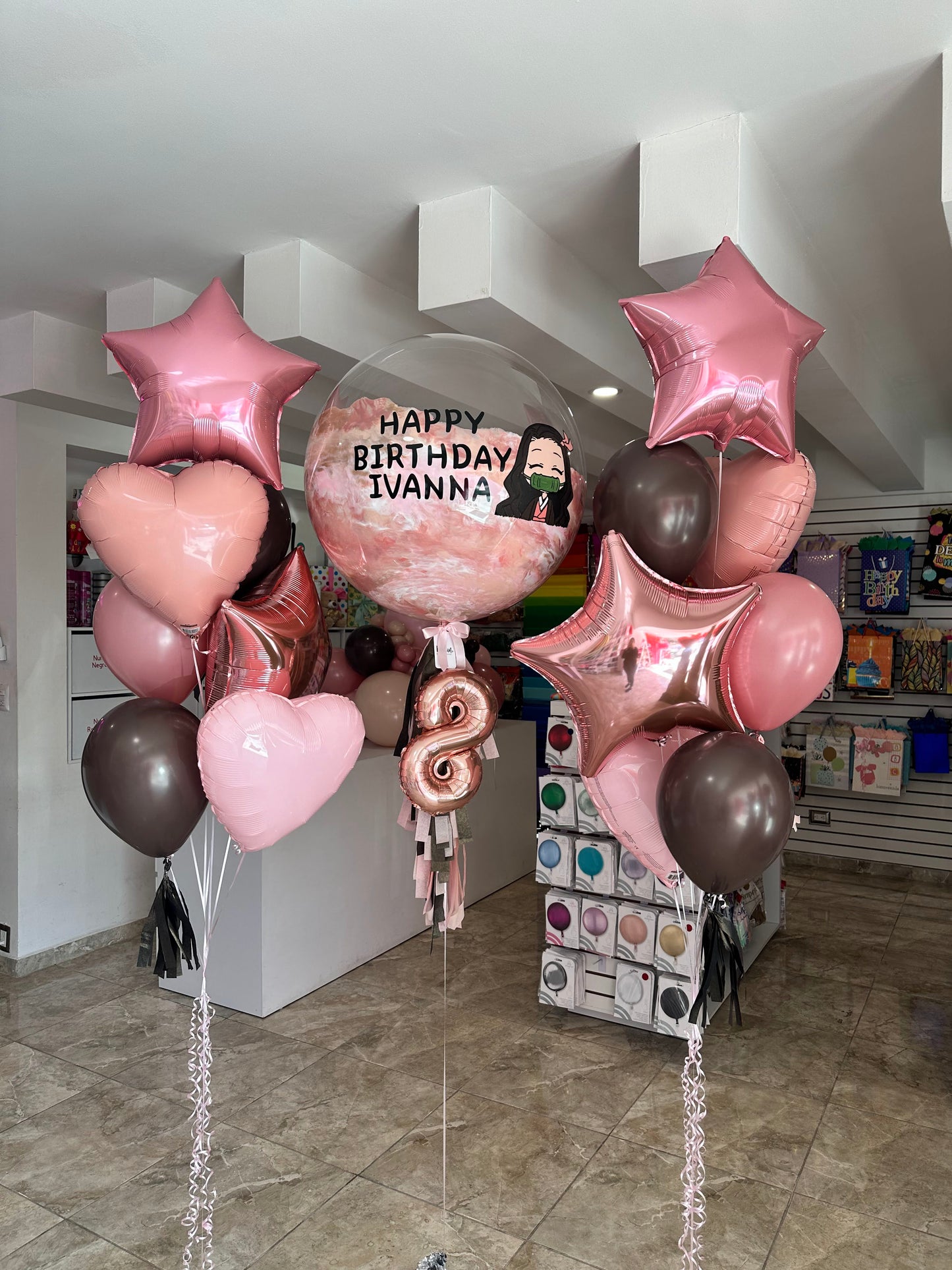 Globo Burbuja Nezuko + Número Chico + 2 Ramilletes de Estrellas, Látex y Corazones