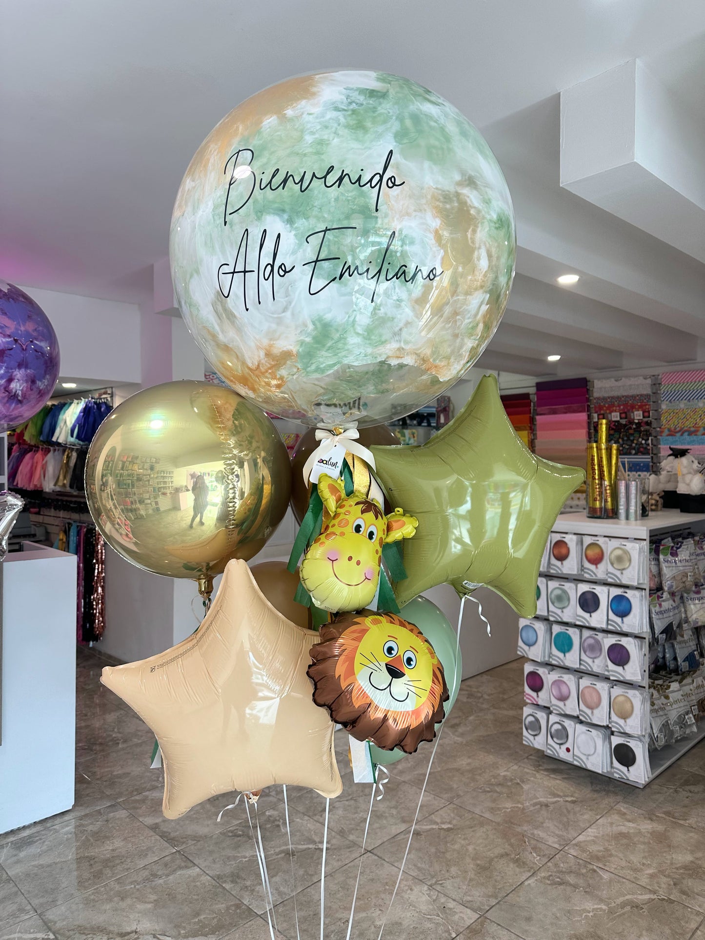 Globo Burbuja + 1 Orbz + 2 Estrellas + 3 Látex + 1 León Mini + 1 Jirafa Mini