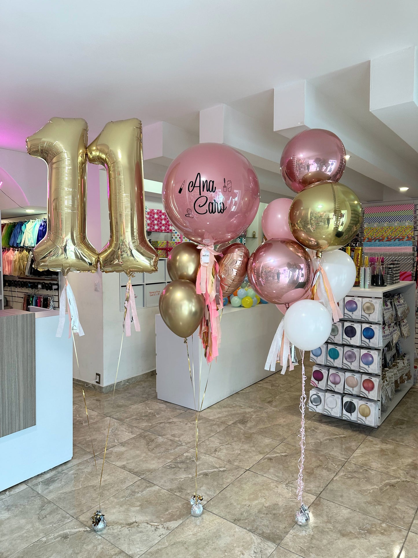 Globo Burbuja + 1 Corazón Metálico + Número Jumbo + 1 Ramillete de Orbz y Globos Látex