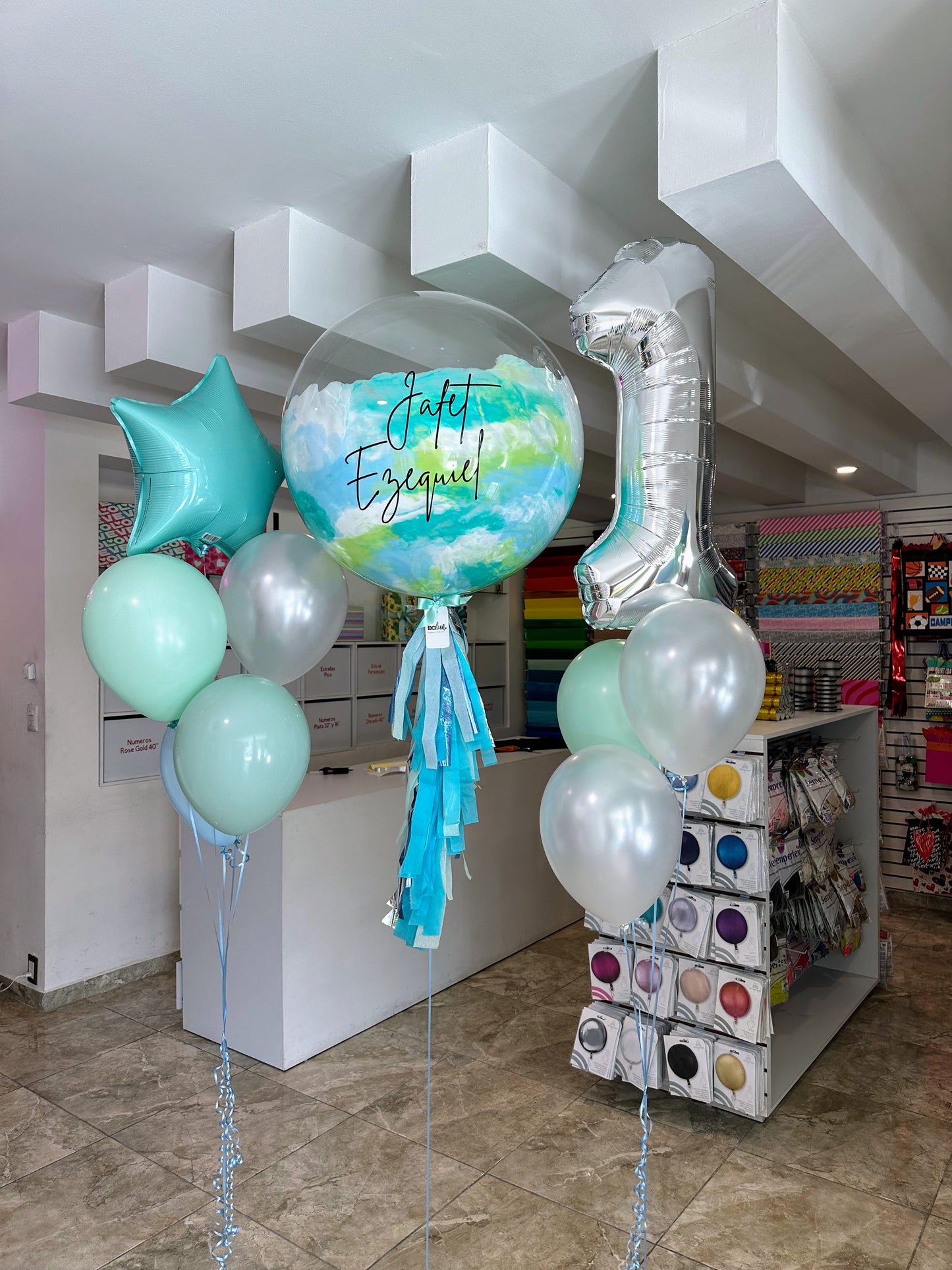 Globo Burbuja + Número Jumbo + 1 Ramillete de Látex y Estrella