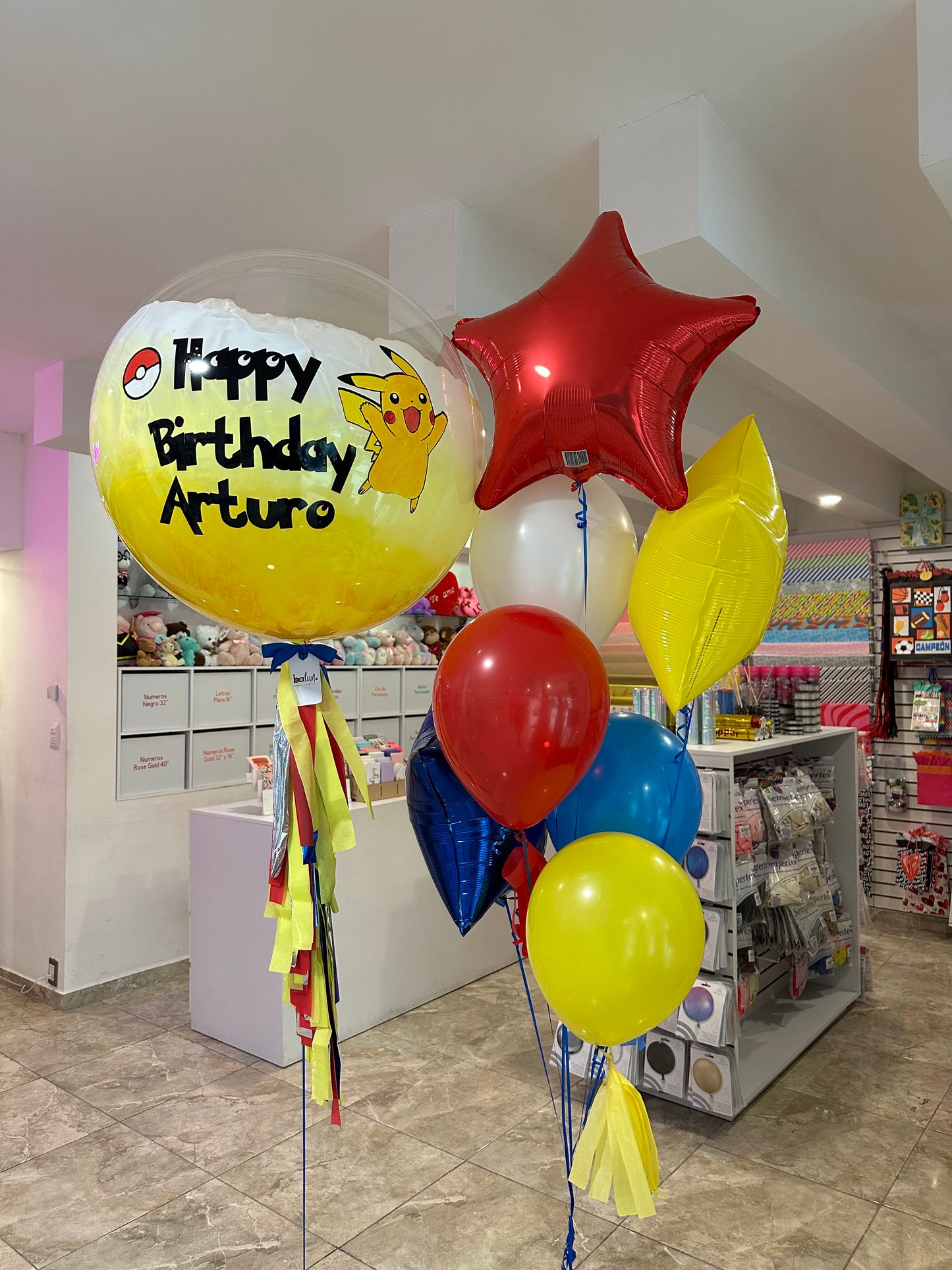 Globo Burbuja Pikachú + 1 Ramillete de Estrellas y Globos Látex