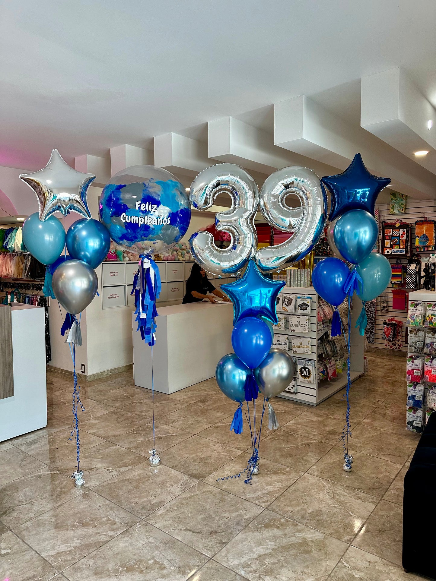 Globo Burbuja + Número Jumbo + 2 Ramilletes de Látex y Estrella