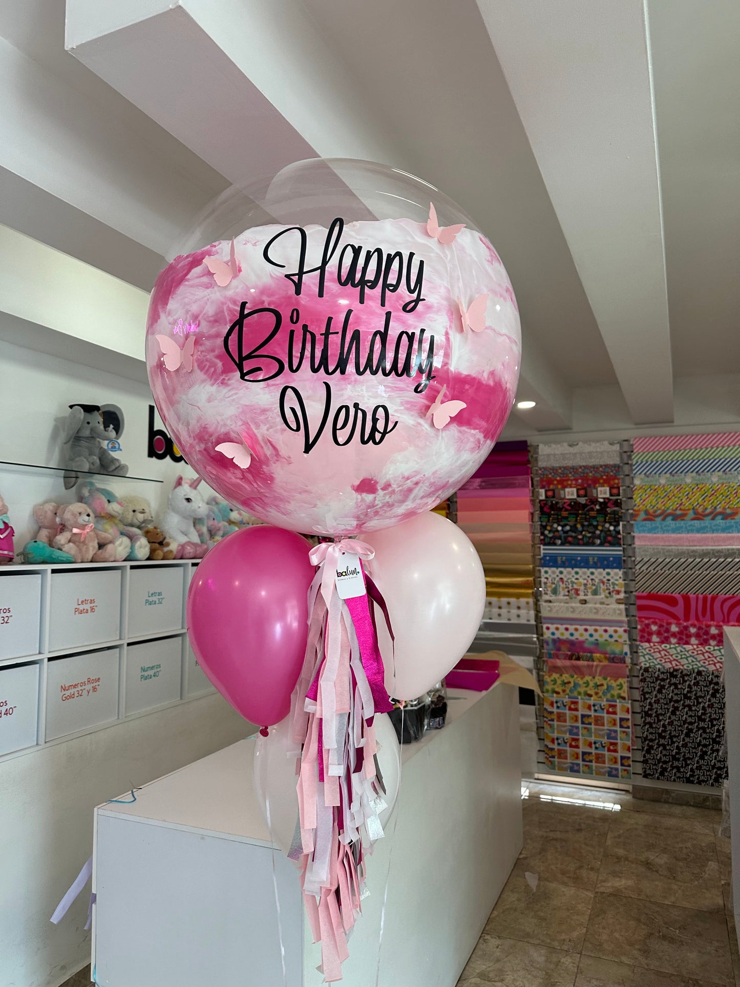 1 Globo Burbuja + 3 Globos Látex + Mariposas