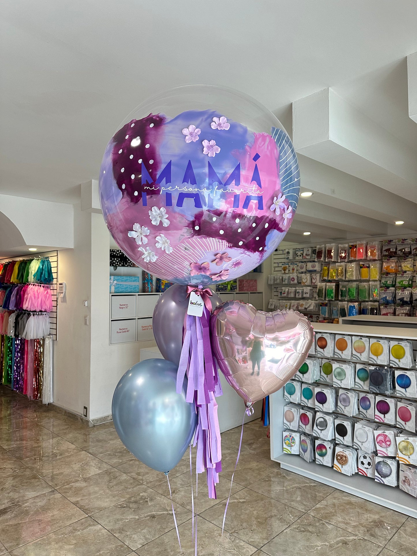 Globo Burbuja + Florecitas + 2 Globos Látex + 1 Corazón metálico