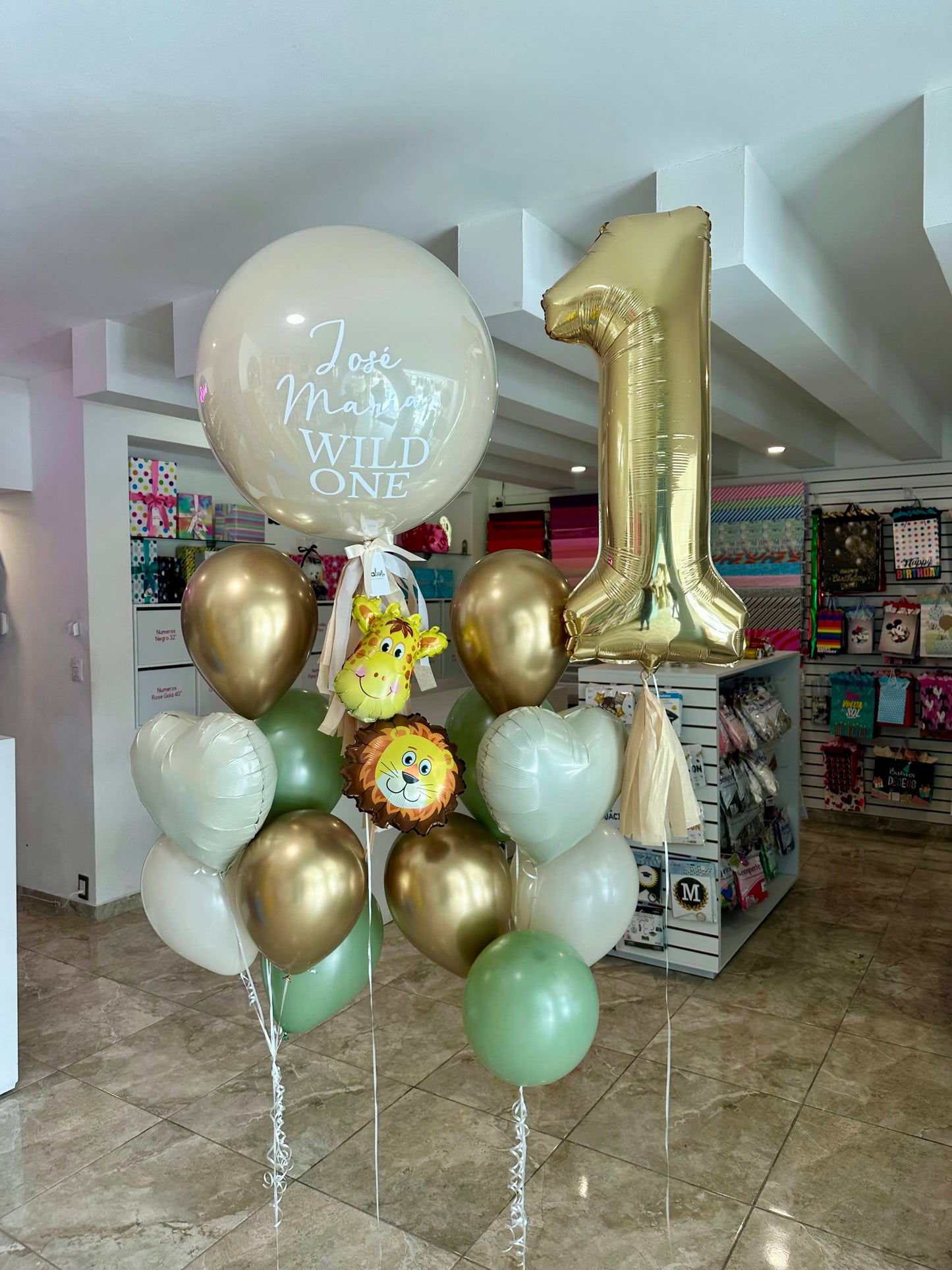 Globo Burbuja + Número Jumbo + Ramillete de Látex y Corazones