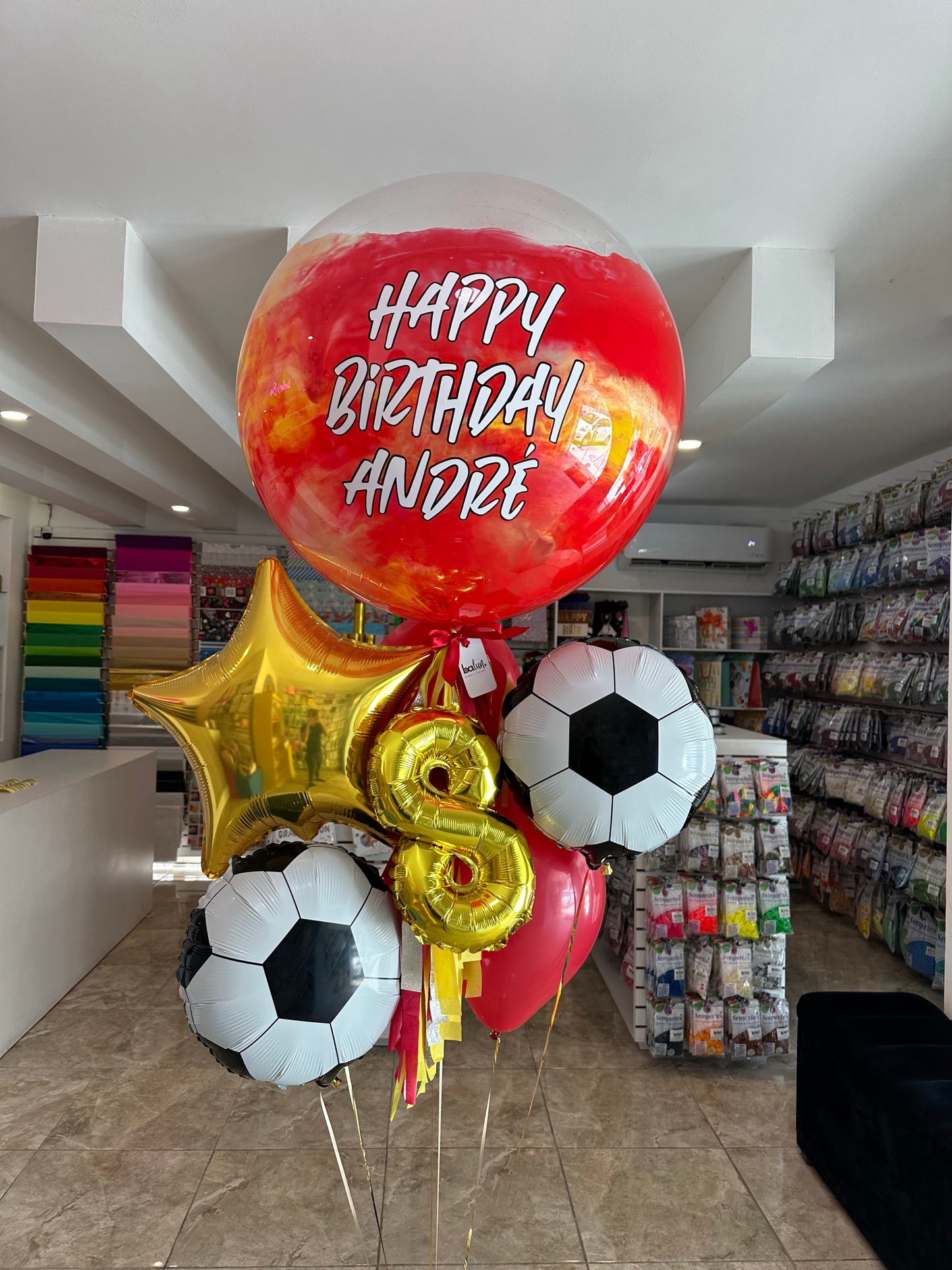 Globo Burbuja + Número Chico +2 Balon de Fútbol + 2 Globos Látex + 1 Estrella