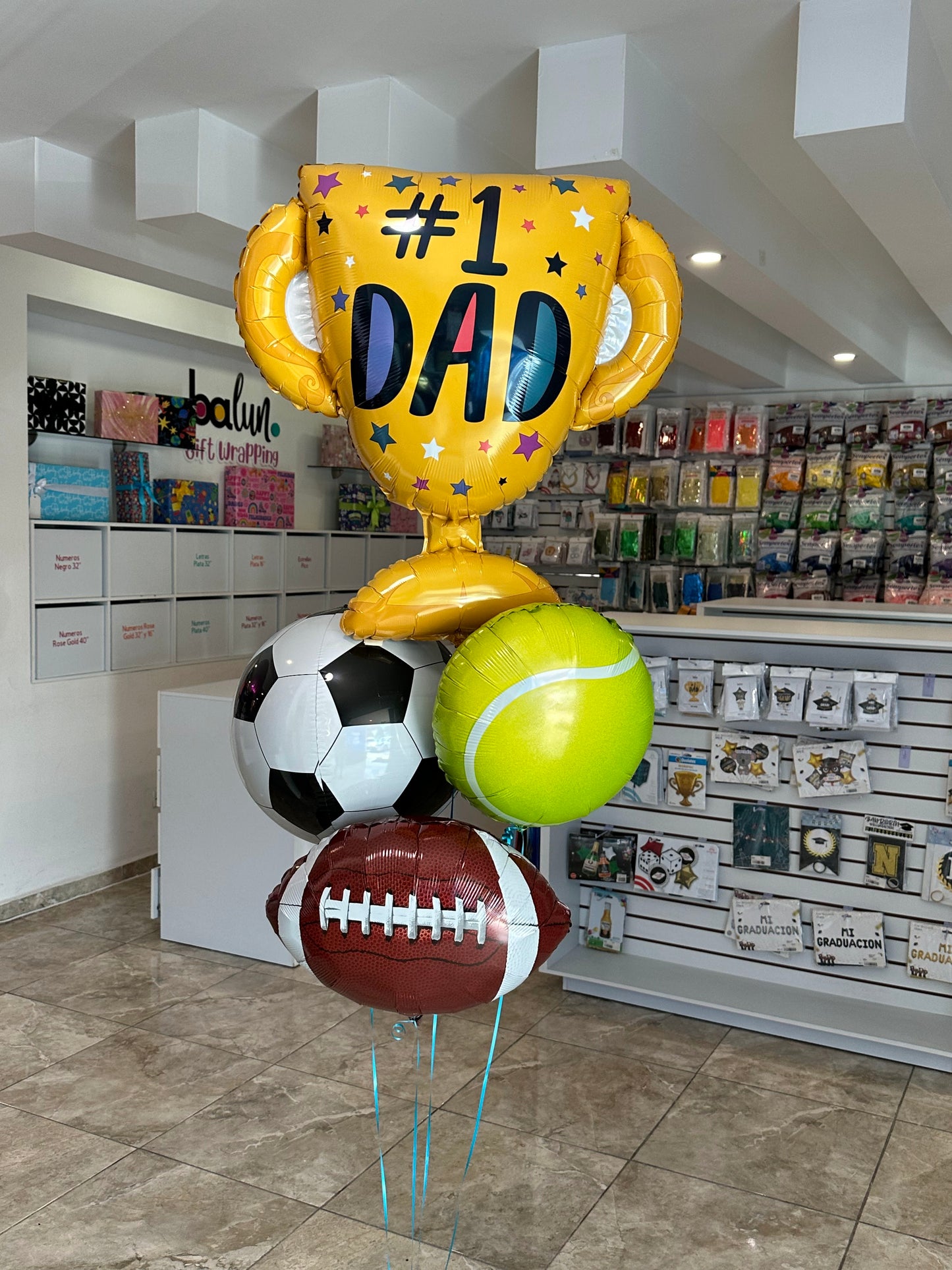 Trofeo #1 Dad + 1 Orbz de Fútbol + 1 Pelota de Padel + 1 Pelota de Americano