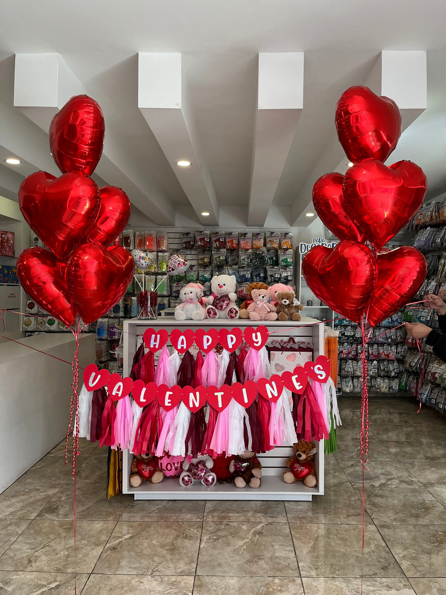 2 Ramilletes de Corazones Metálicos + Banner Happy Valentine's