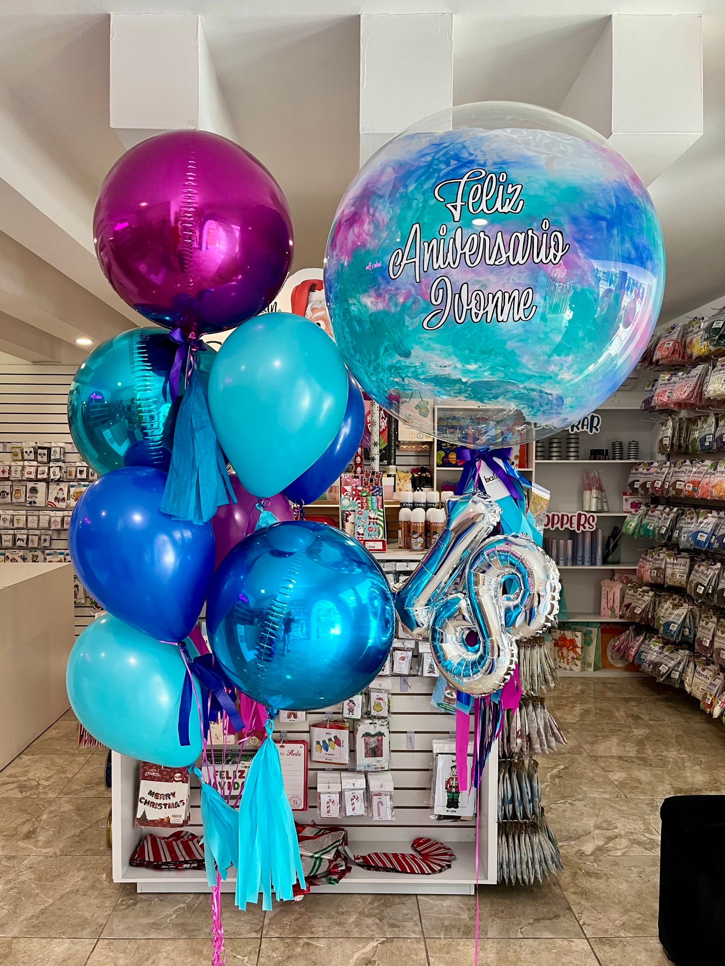 Globo Burbuja + Número Chico + 3 Orbz Chicos + 5 Globos Látex