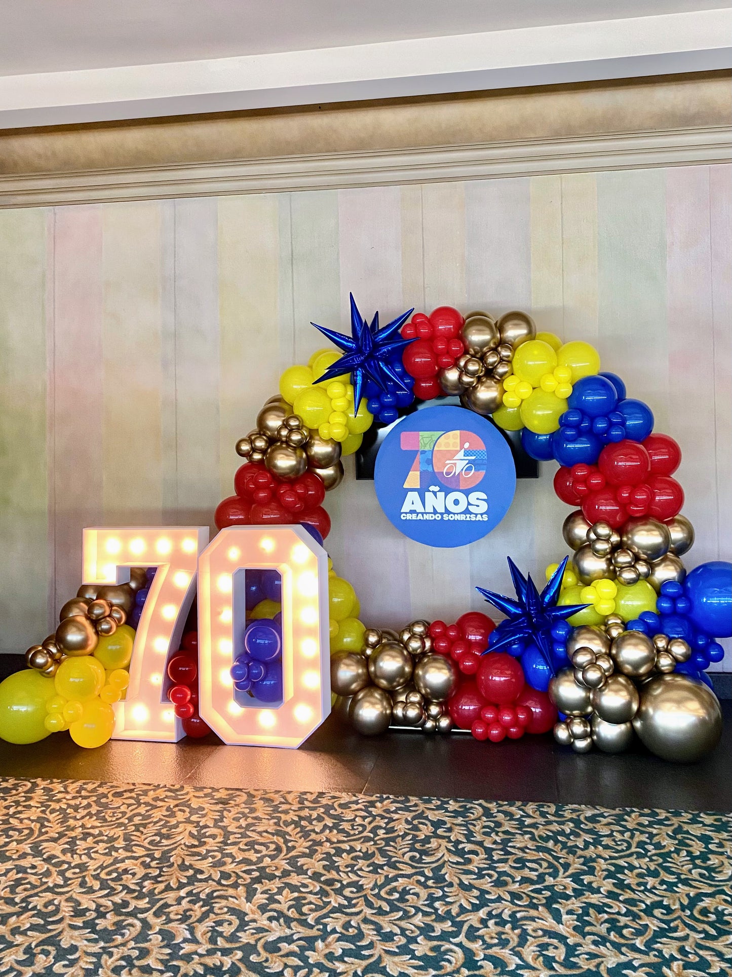 Aro Aniversario Empresarial + Letrero Personalizado