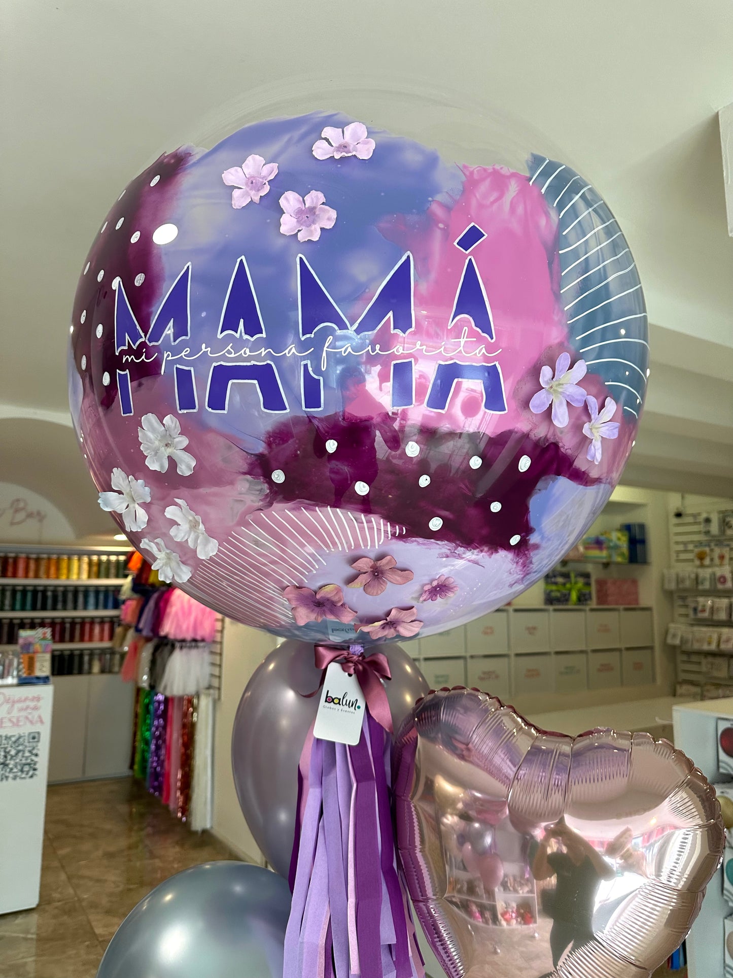 Globo Burbuja + Florecitas + 2 Globos Látex + 1 Corazón metálico