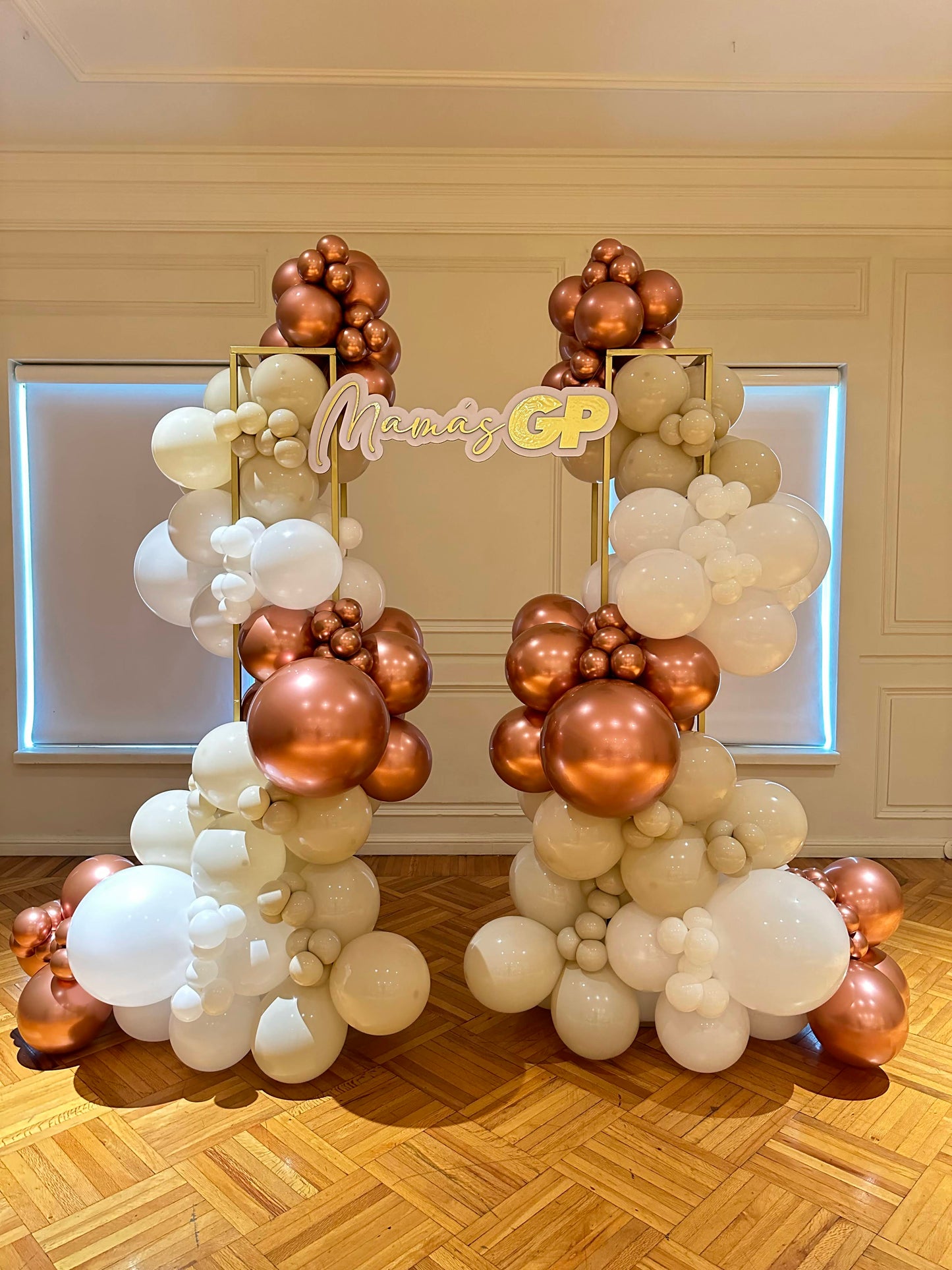 Dos columnas con globos + Letrero personalizado