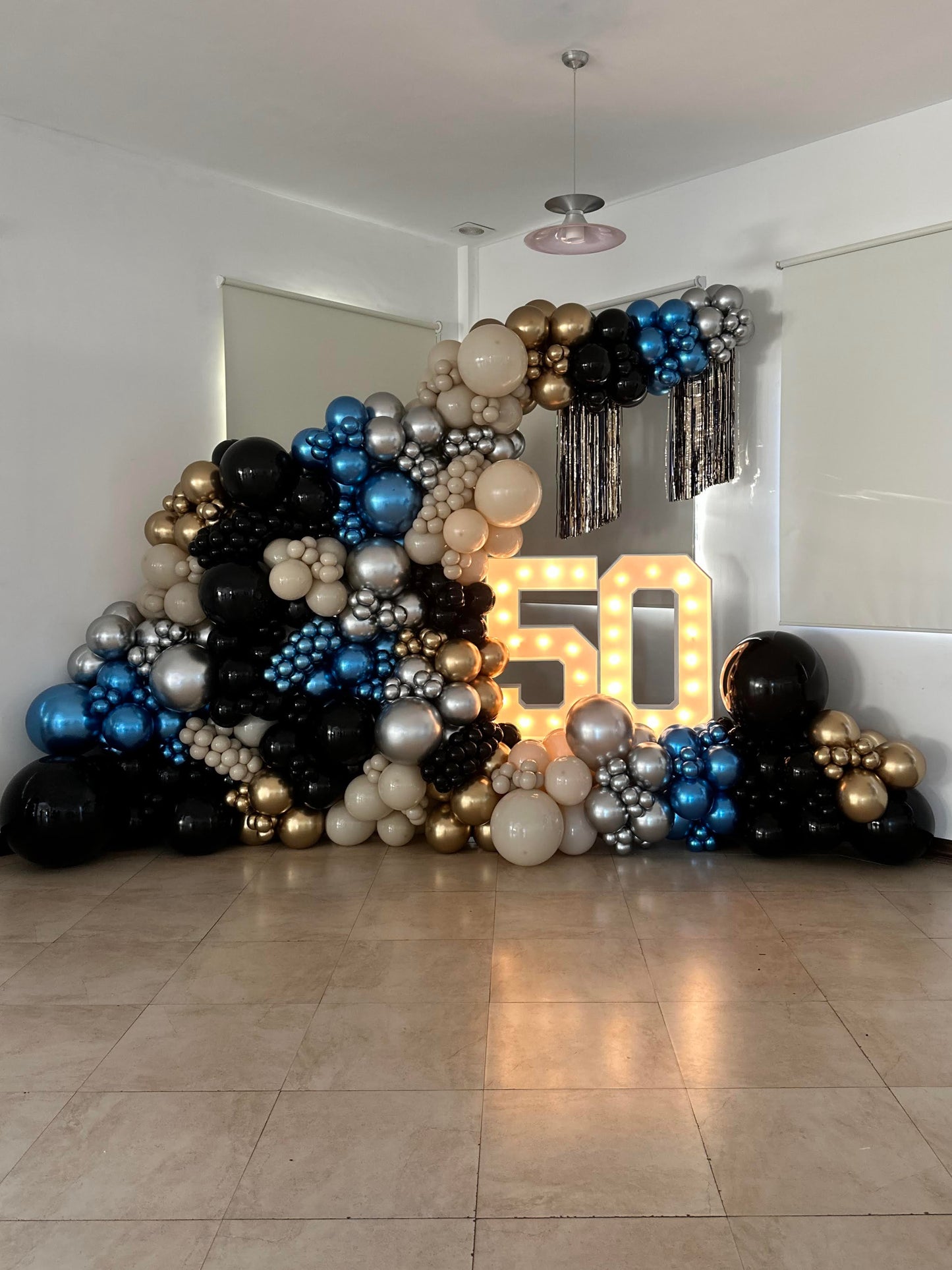 Pared de Globos con Números Iluminados