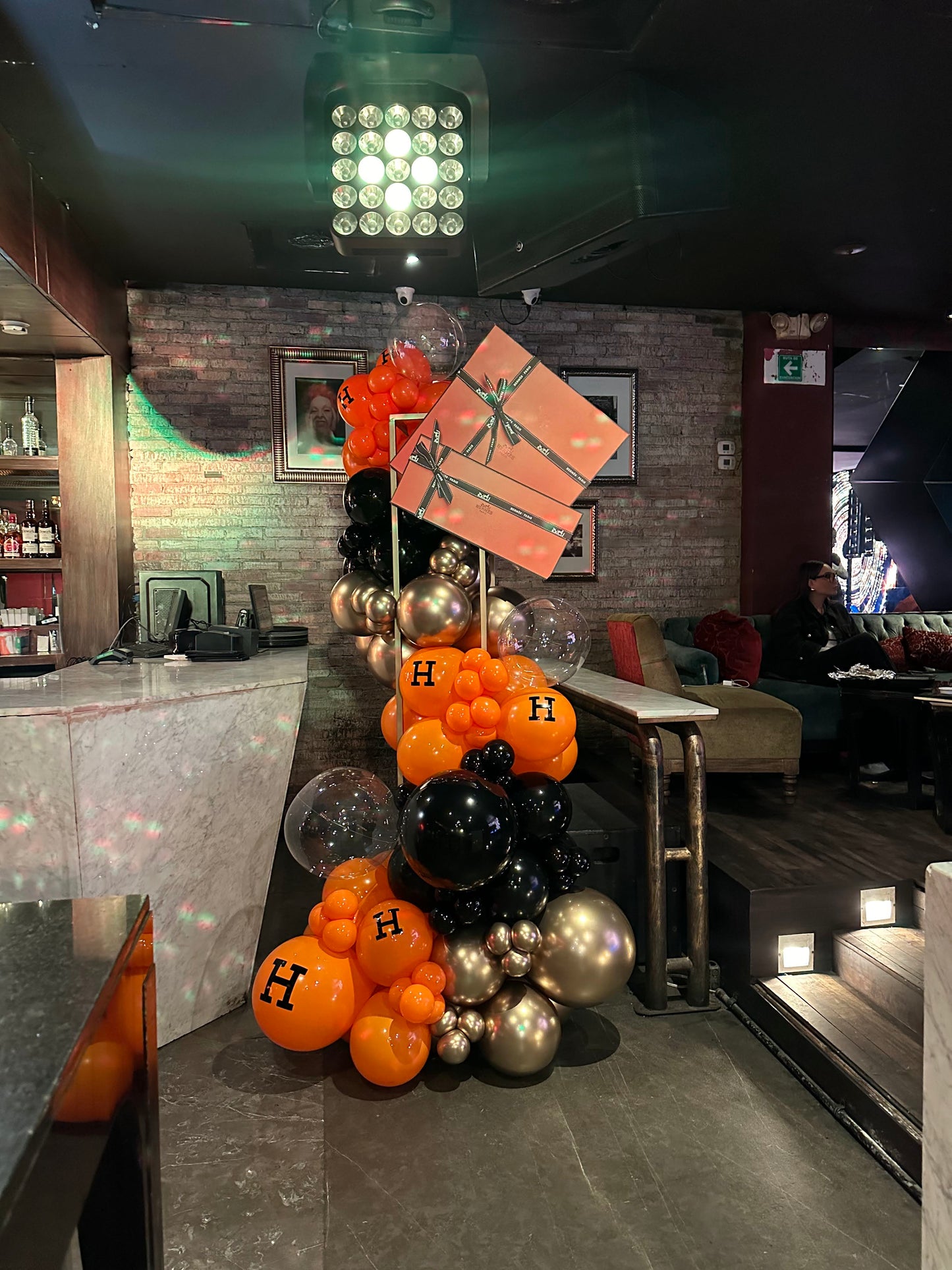 Columna de Globos con Figura Hermes