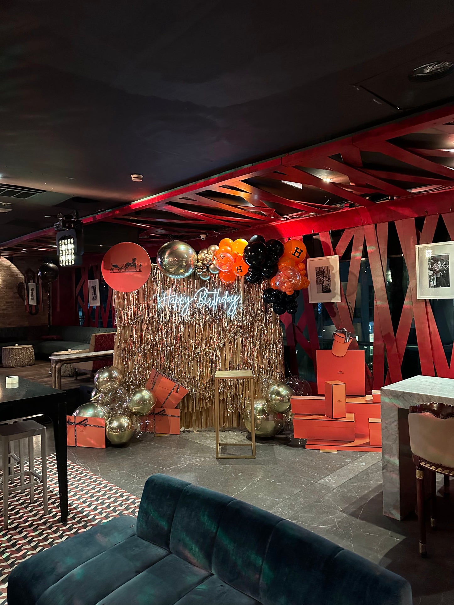 Pared Mechas Dorada + Figuras Hermes