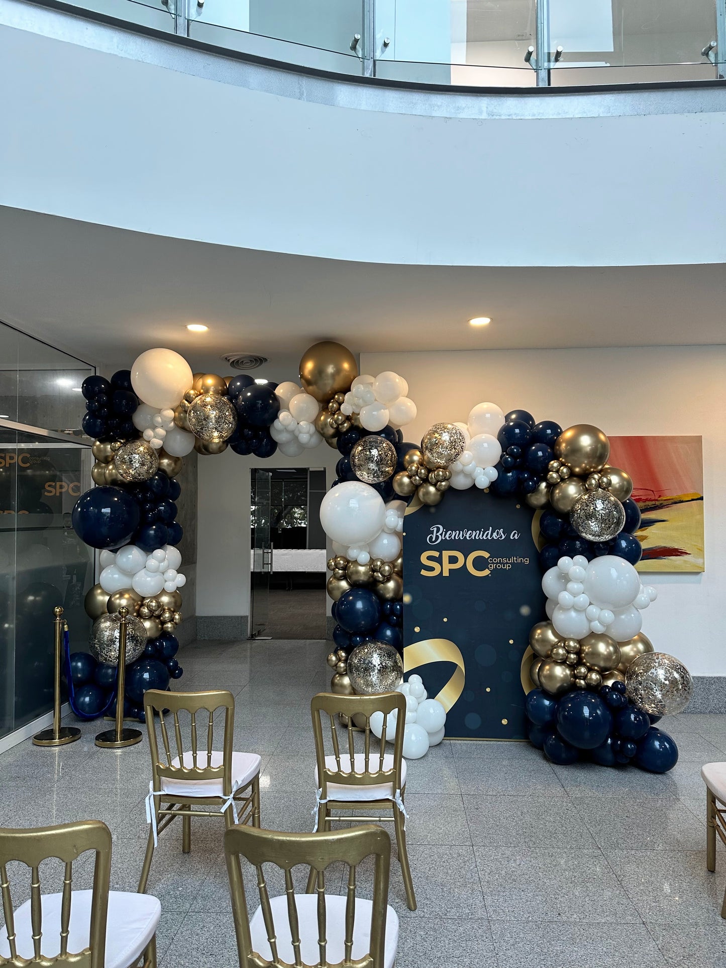 Mampara con Impresión + Marco de Globos Inauguración