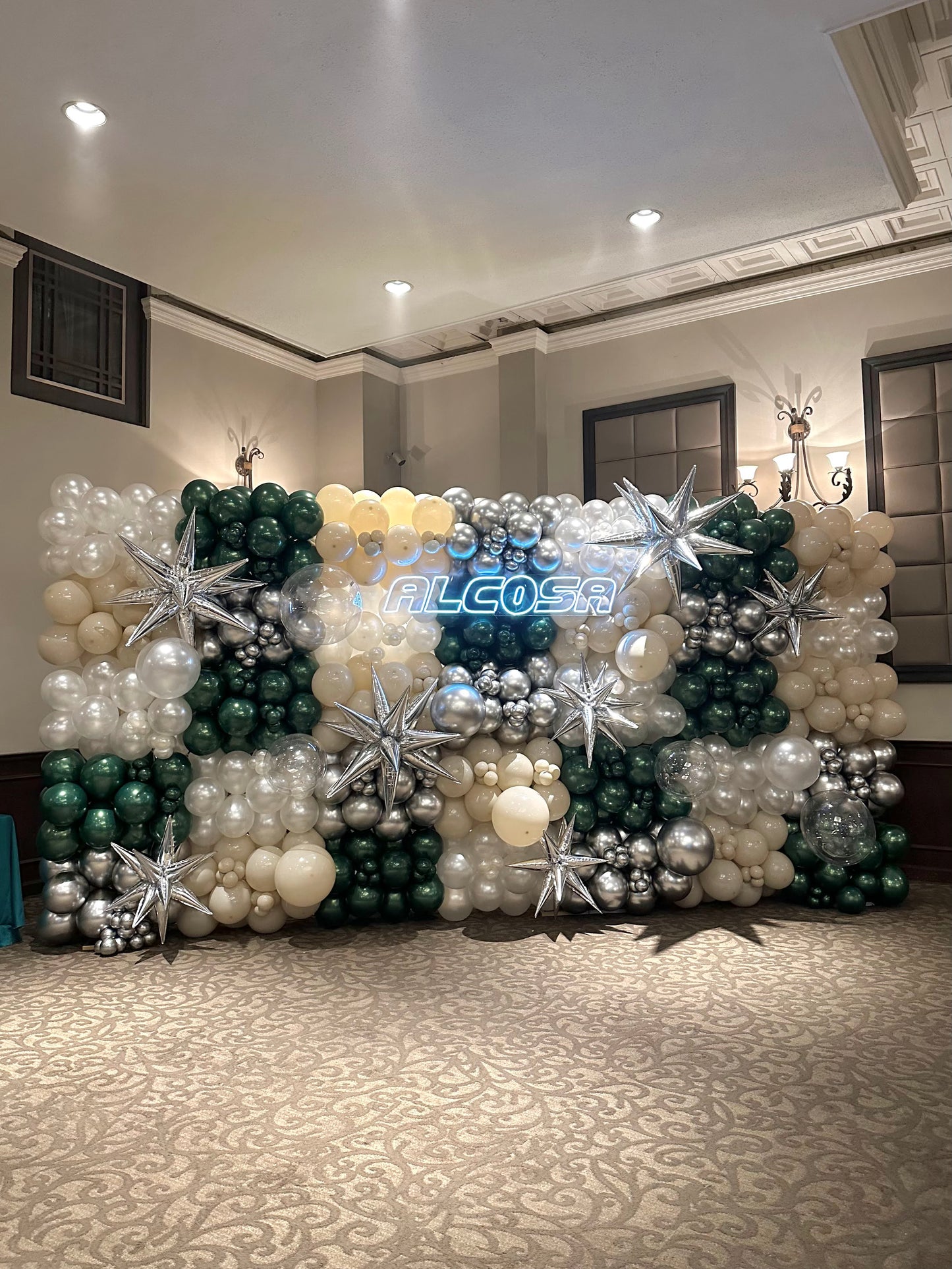 Pared de Globos SILVER & GREEN + Neón Personalizado