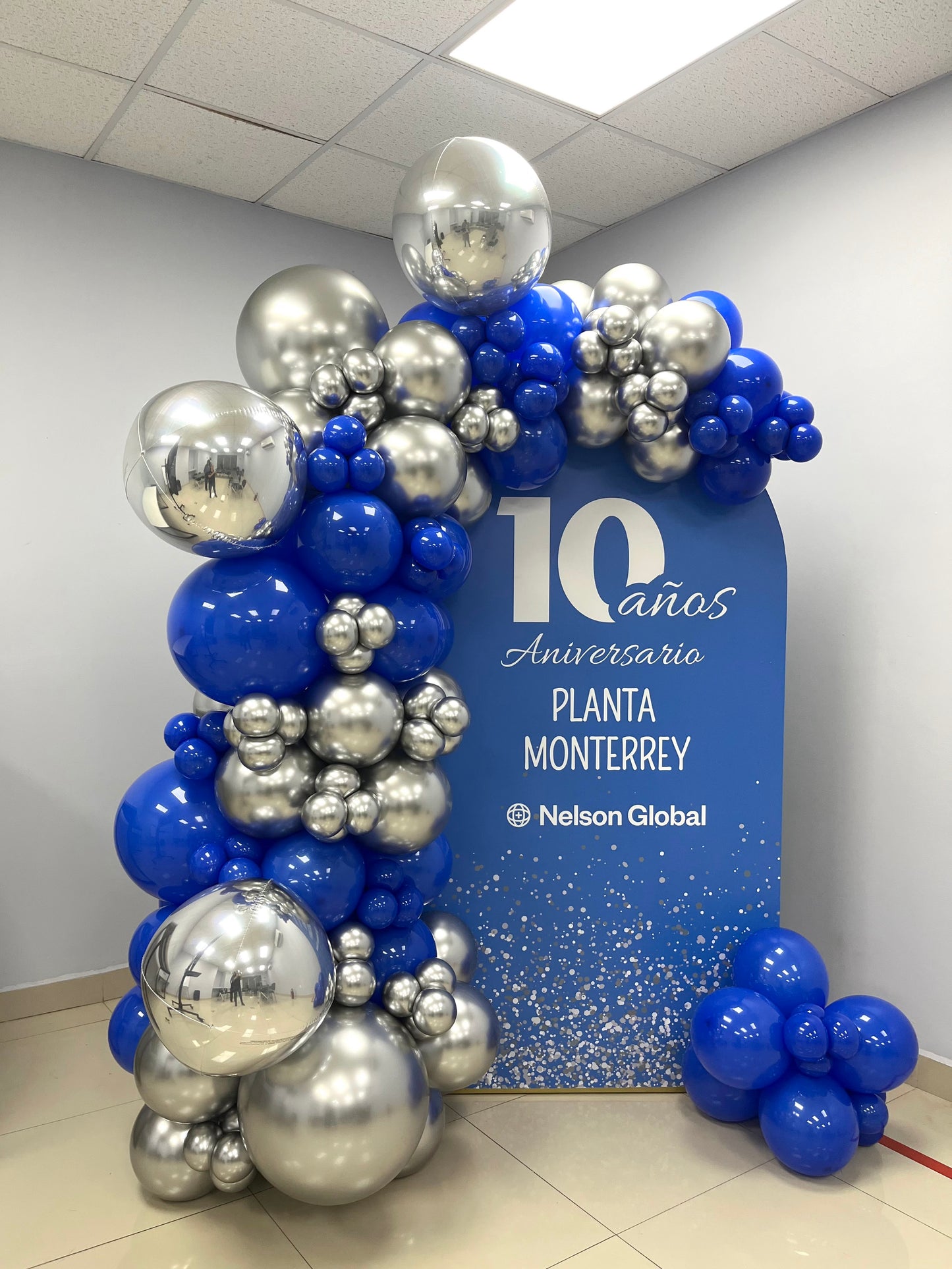 Mampara con Impresión Personalizada + 3 Esferas Metálicas