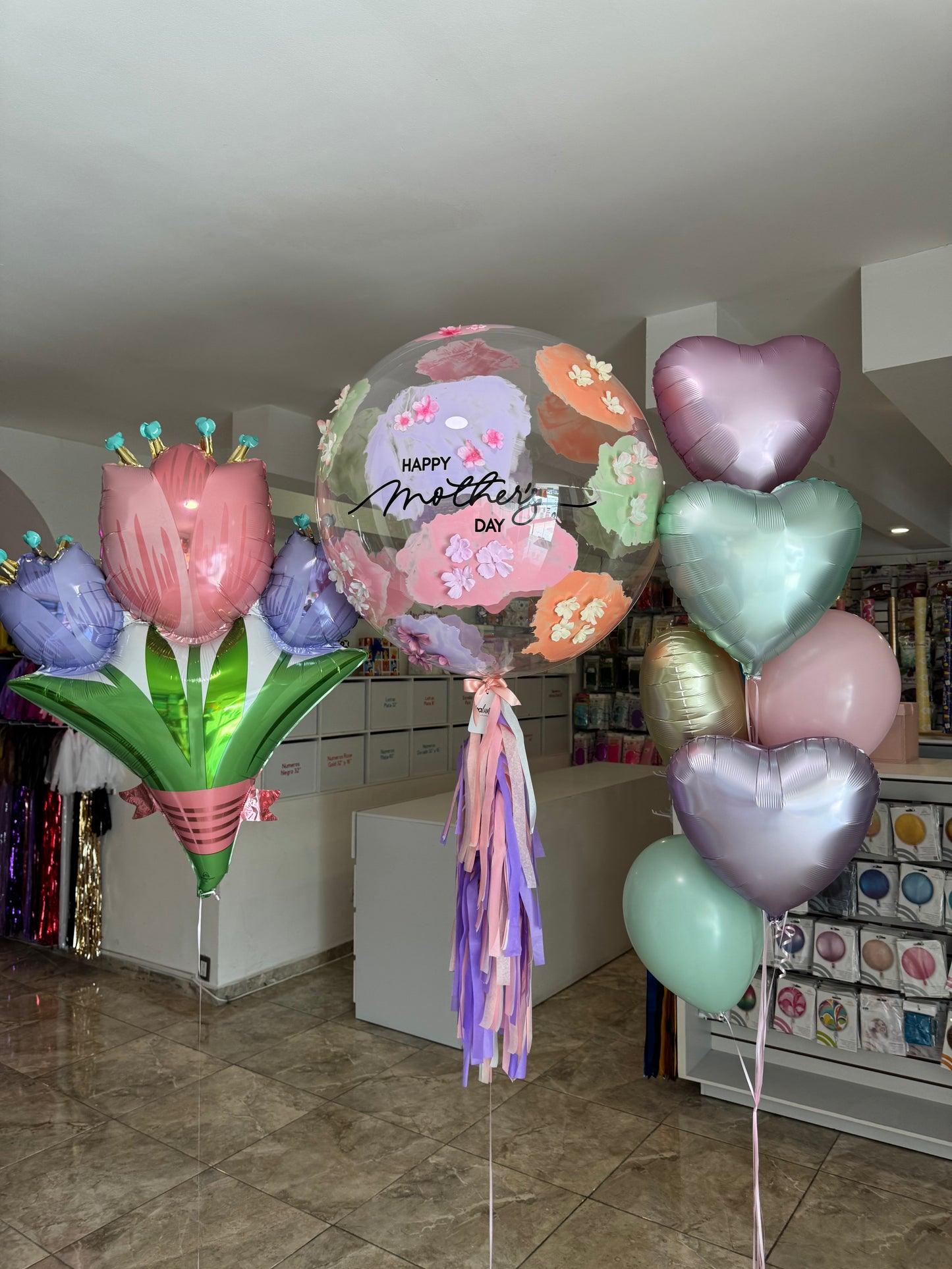 Globo Burbuja con Florecitas + 1 Ramillete de Látex y Corazones + 1 Globo Tulipanes