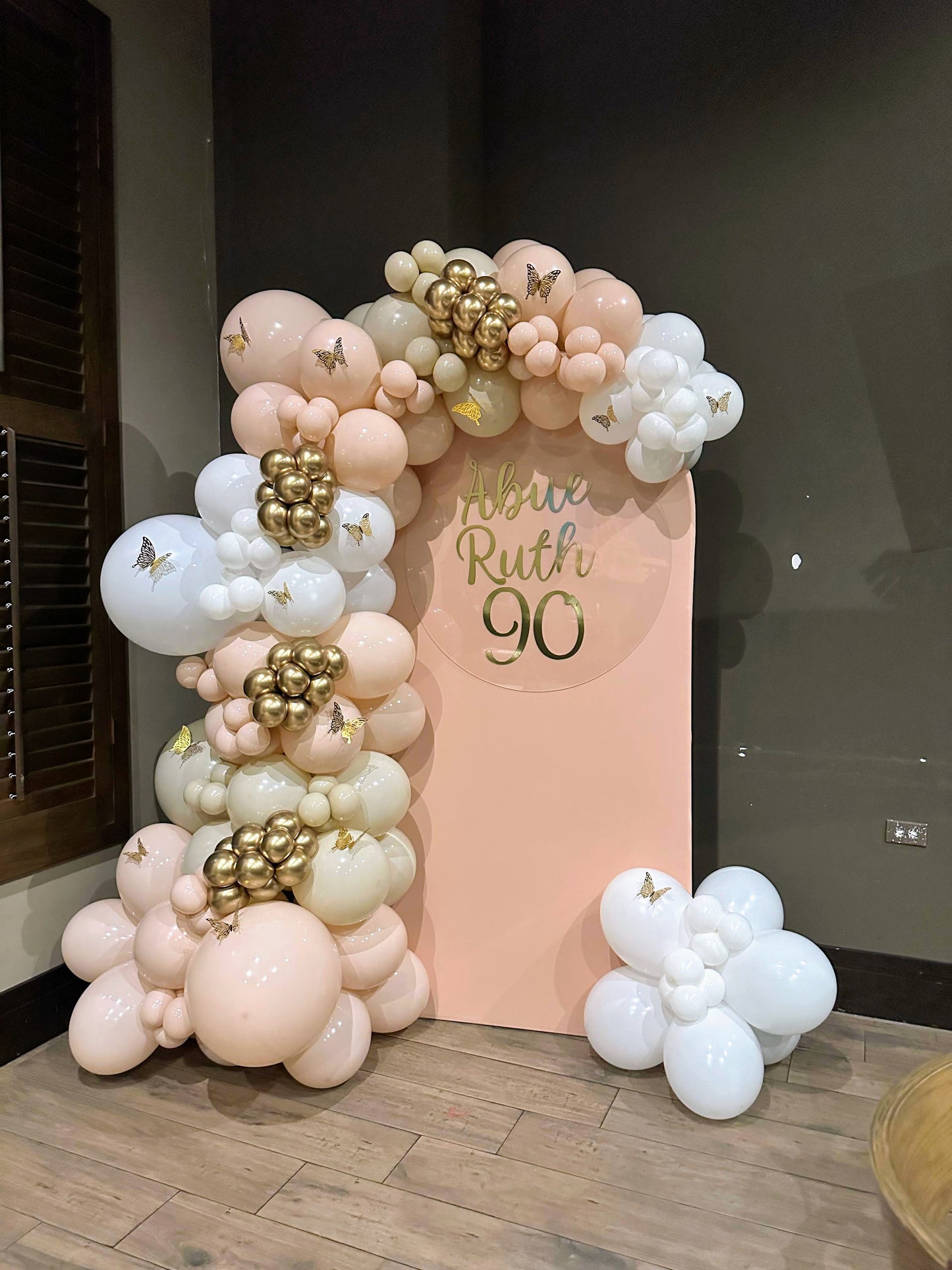 Mampara con Mariposas Doradas + Letrero en Vinil