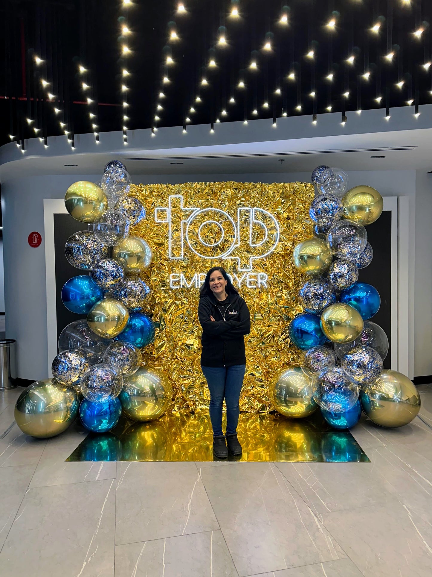 Pared Dorada Corrugada + Piso Metálico + Neón Personalizado