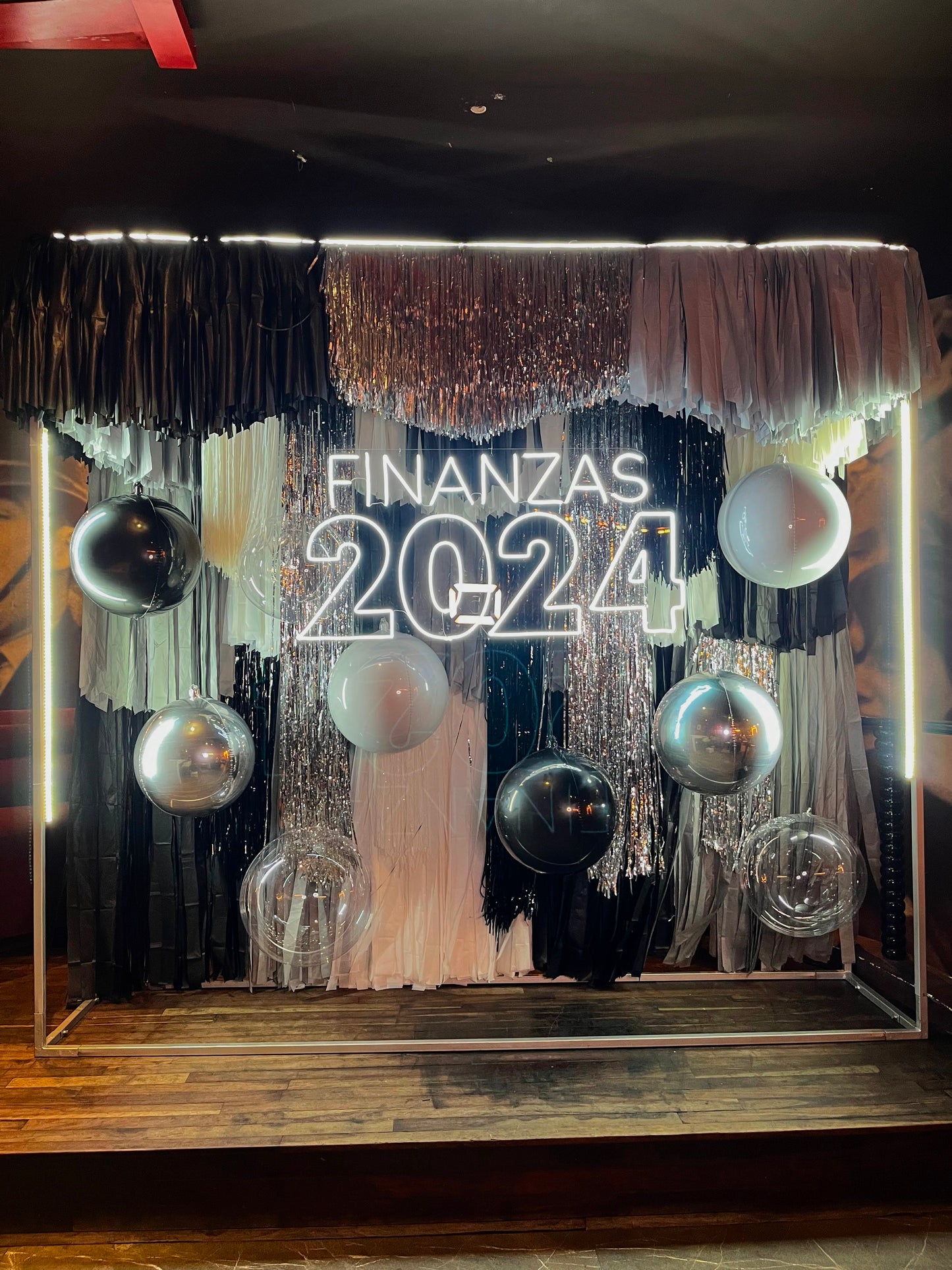 Cabina Mechas + Logo Neón Personalizado