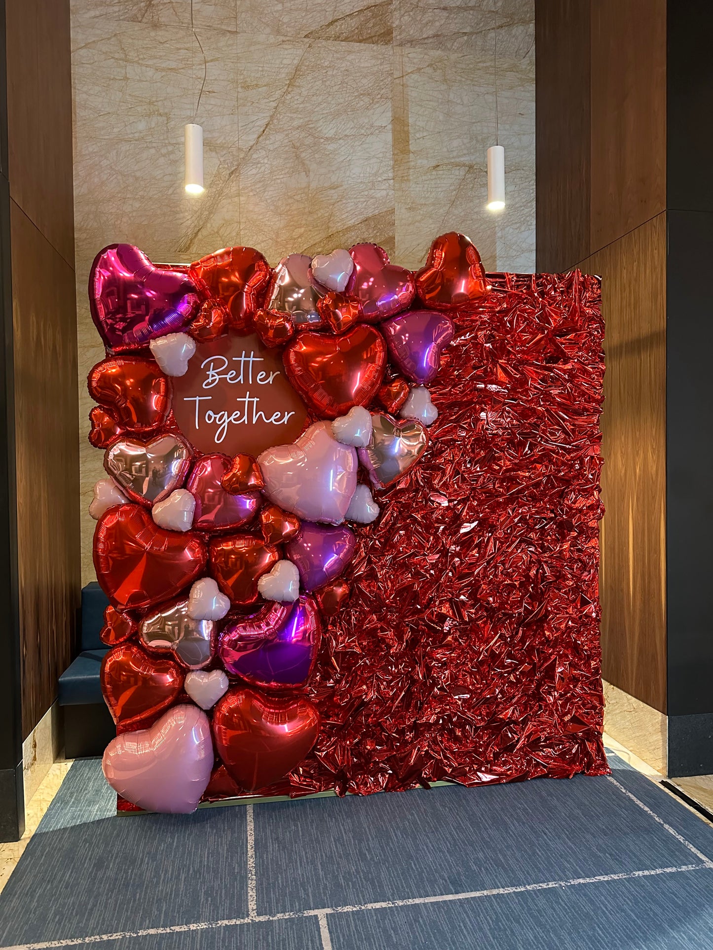 Pared Roja Corrugada + Corazones Metálicos