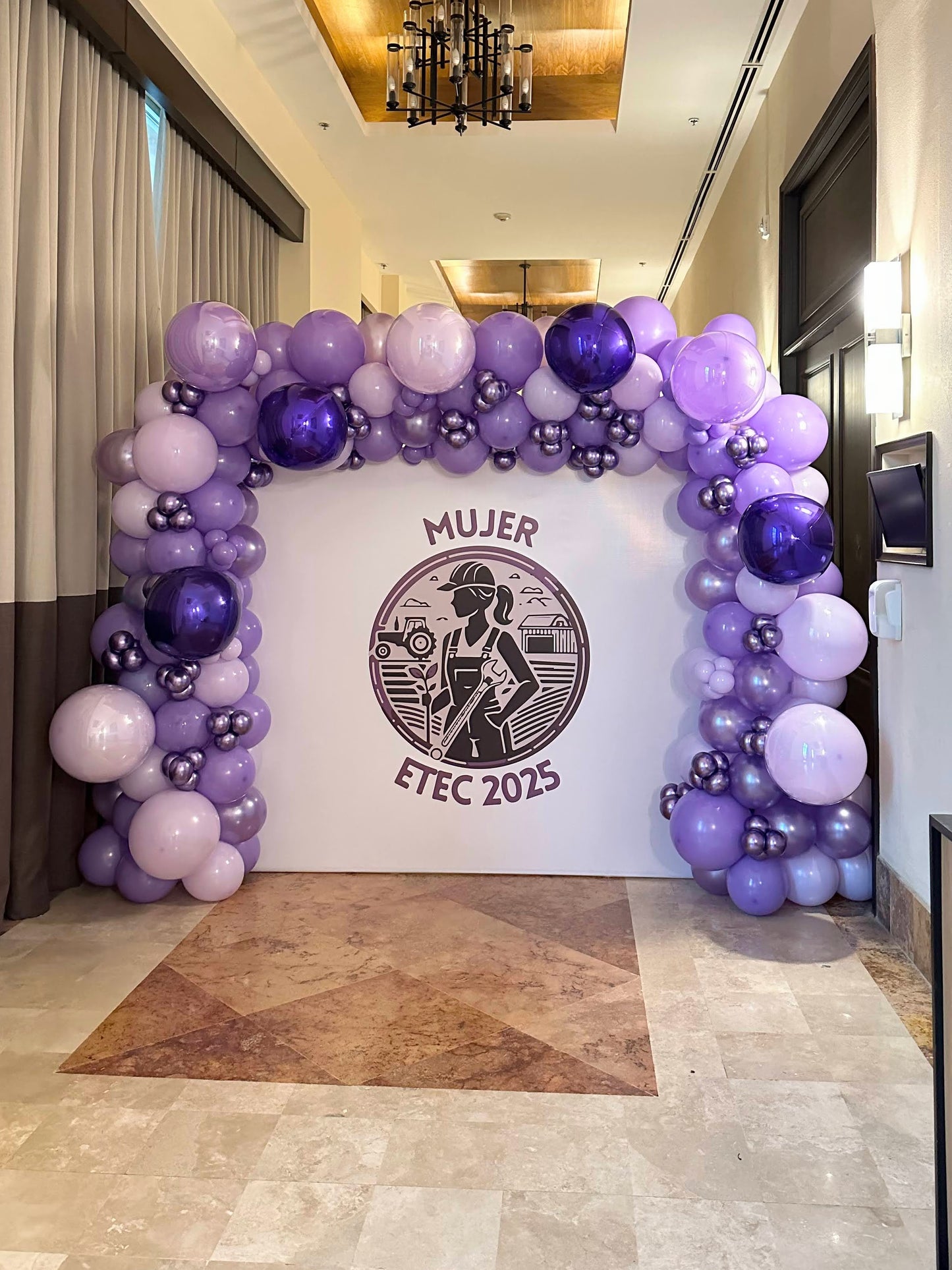 Marco de Globos con Lona Personalizada Día de la Mujer
