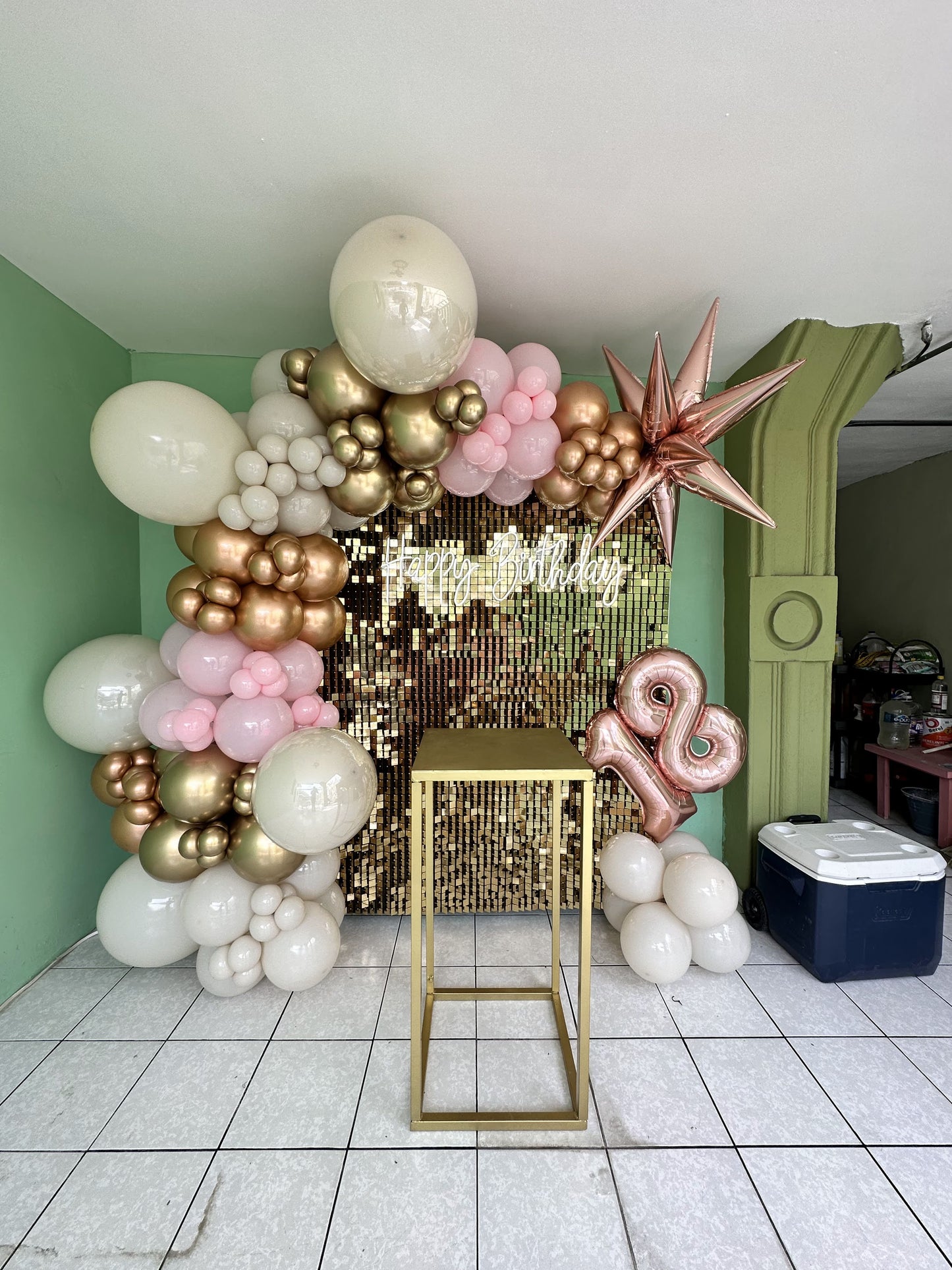 Shimmer con Globos Gigantes Cumpleaños 18 + Mesita para Pastel