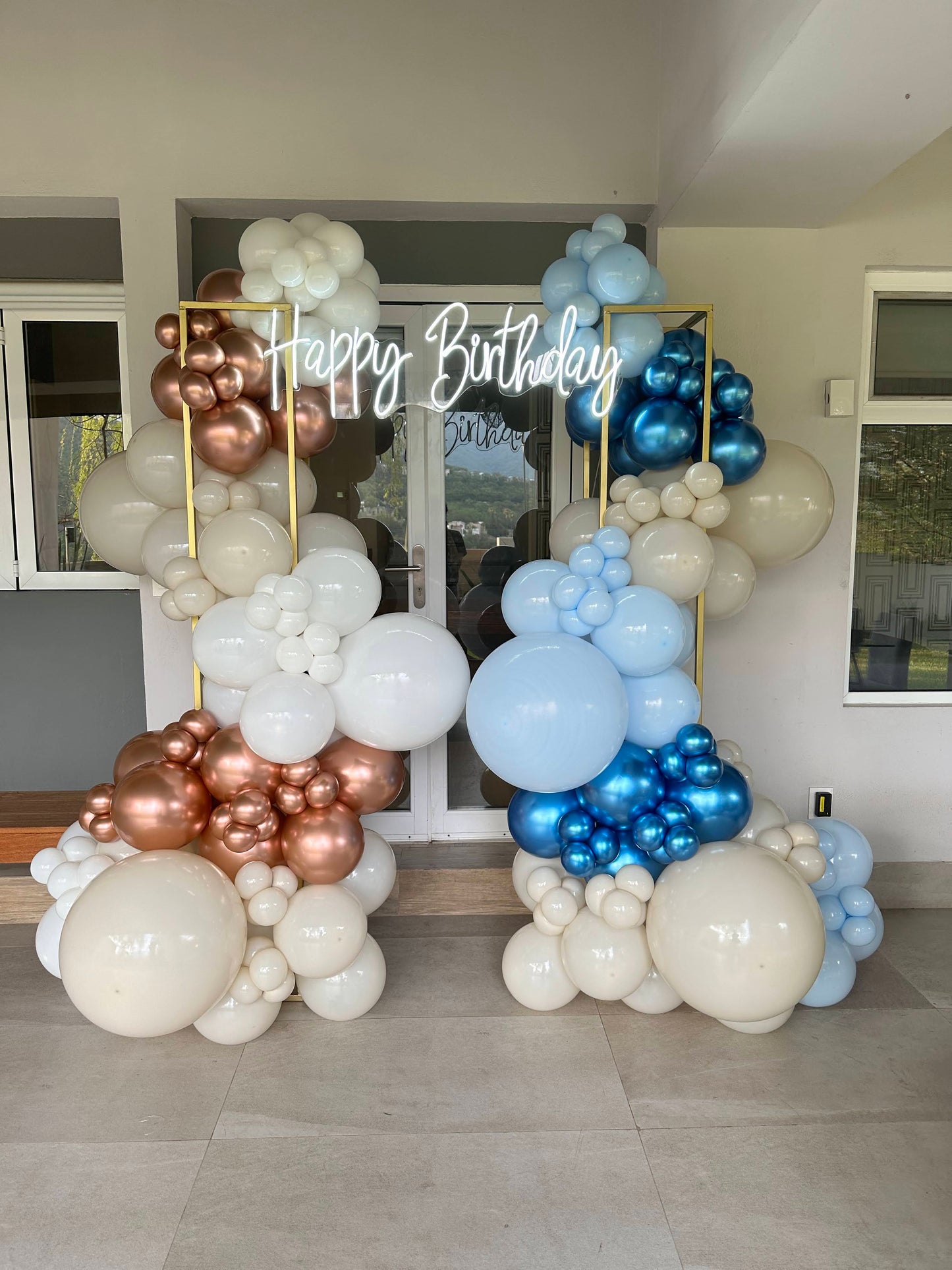 Dos columnas con globos