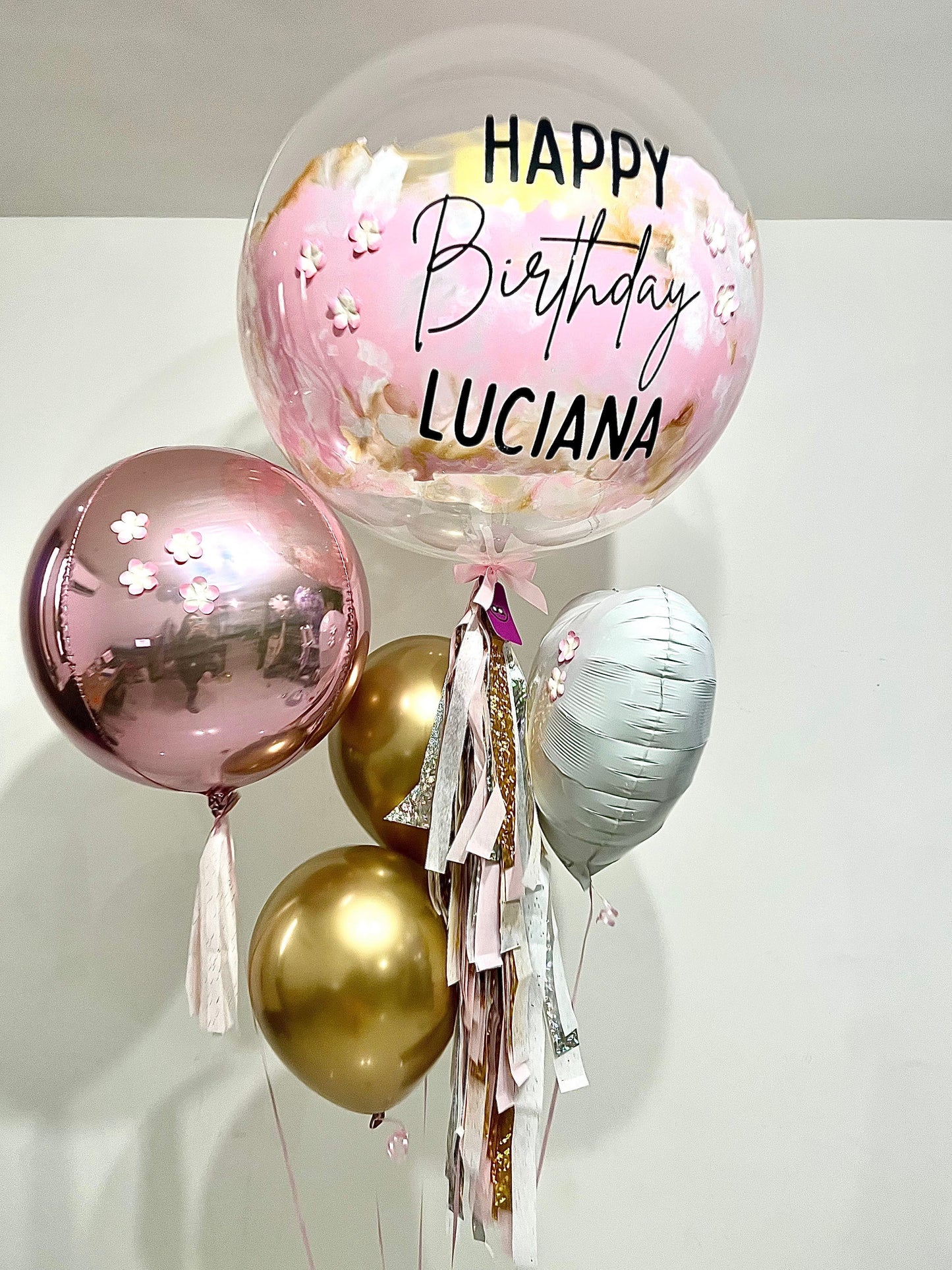 1 Globo Burbuja + 1 Orbz + 2 Globos Látex + 1 Corazón Metálico + Florecitas