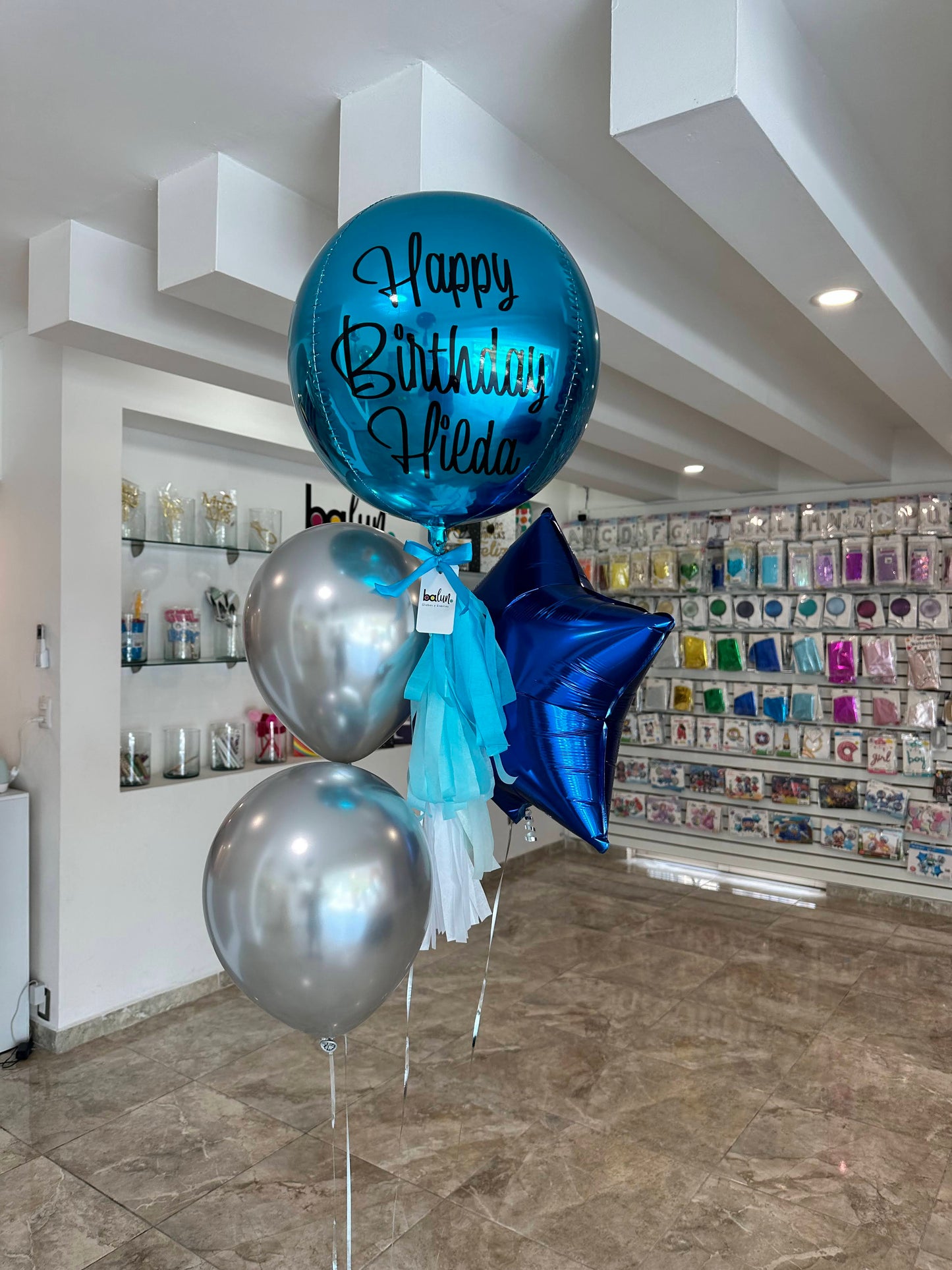 Orbz Chico + 2 Globos Látex + 1 Estrella Metálica