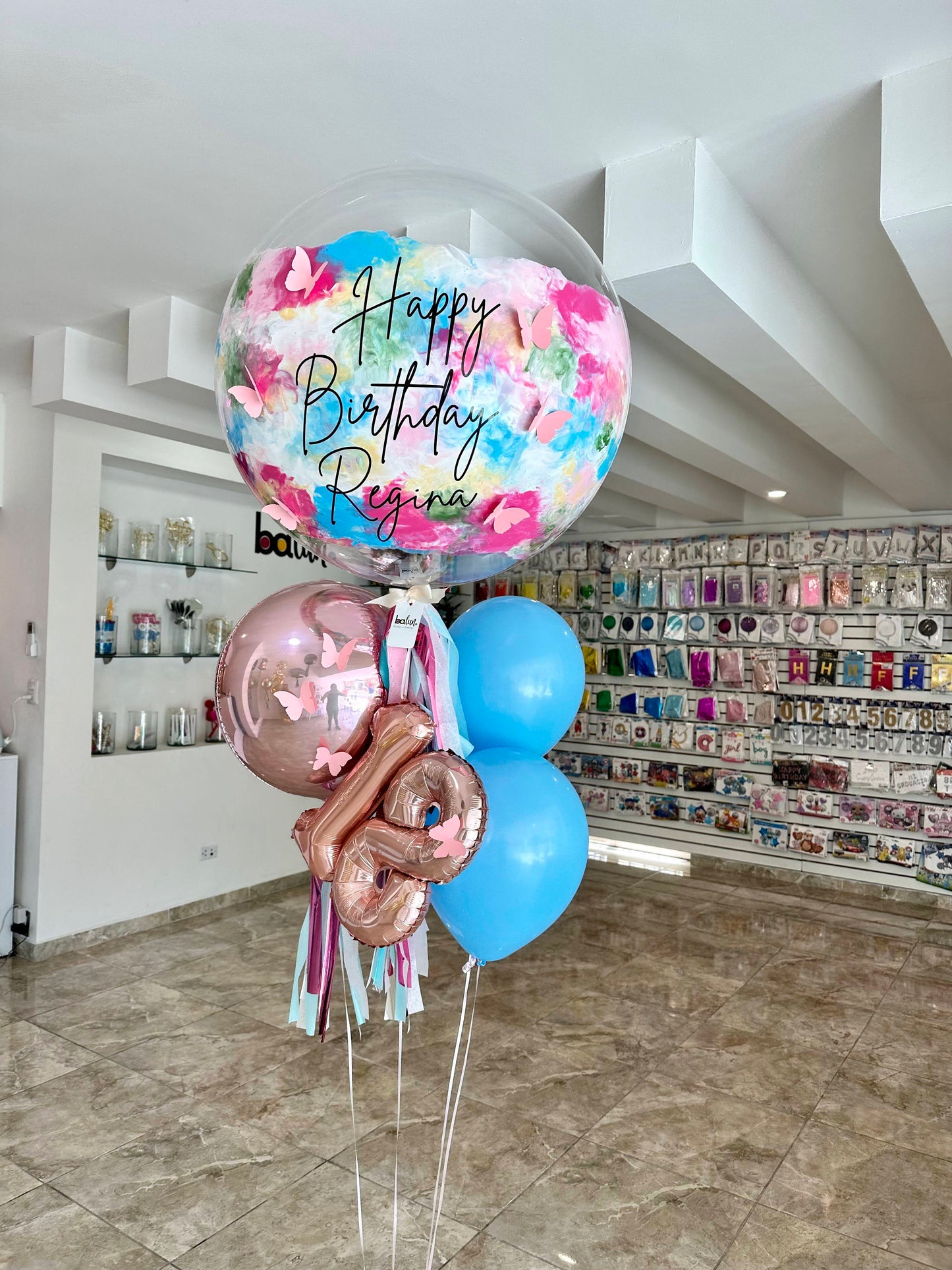Globo Burbuja + 1 Orbz Chicos + 2 Globos Látex + Número Chico + Mariposas