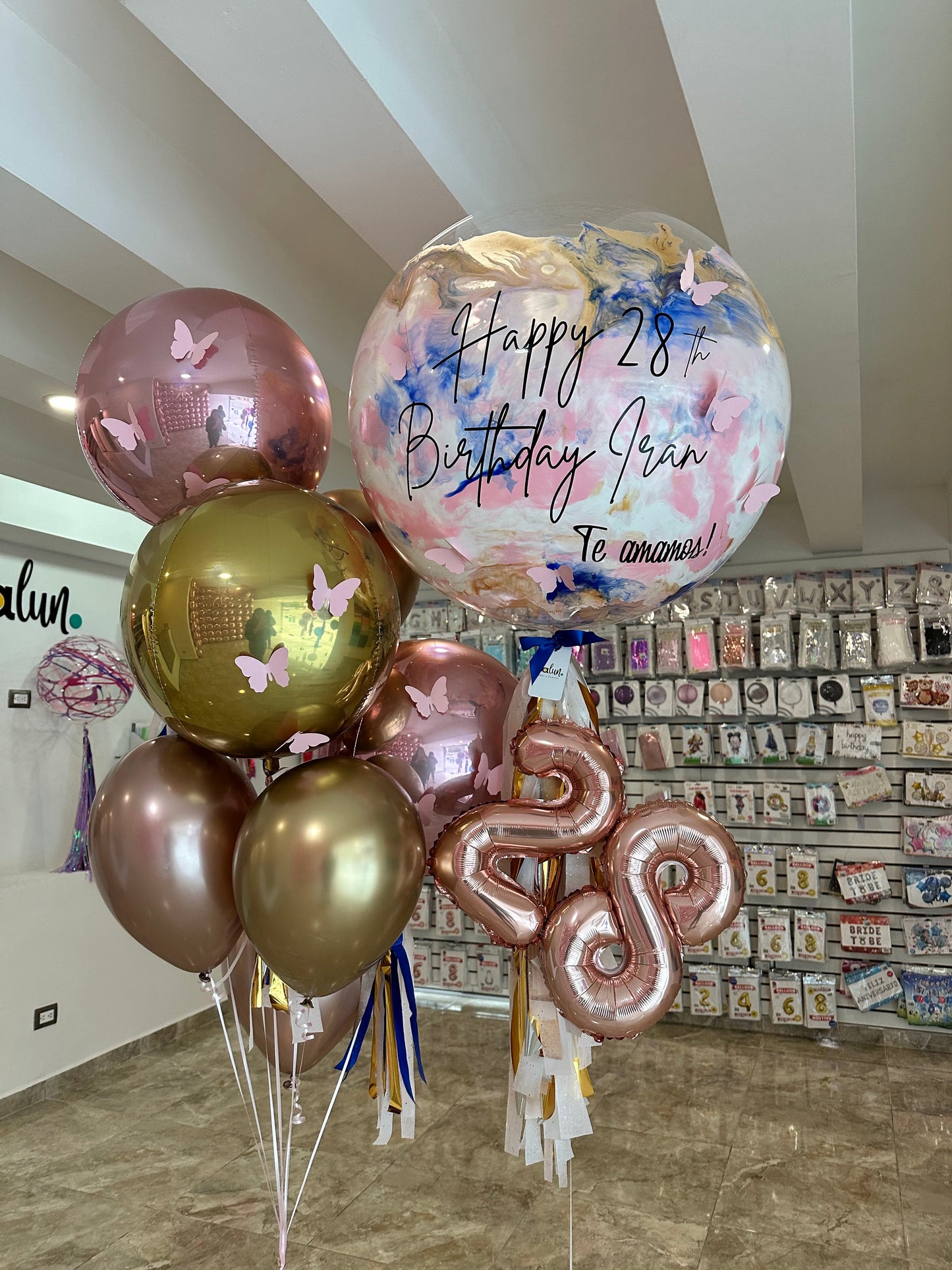 Globo Burbuja + Número Chico + 3 Orbz Chicos + 4 Globos Látex + Mariposas