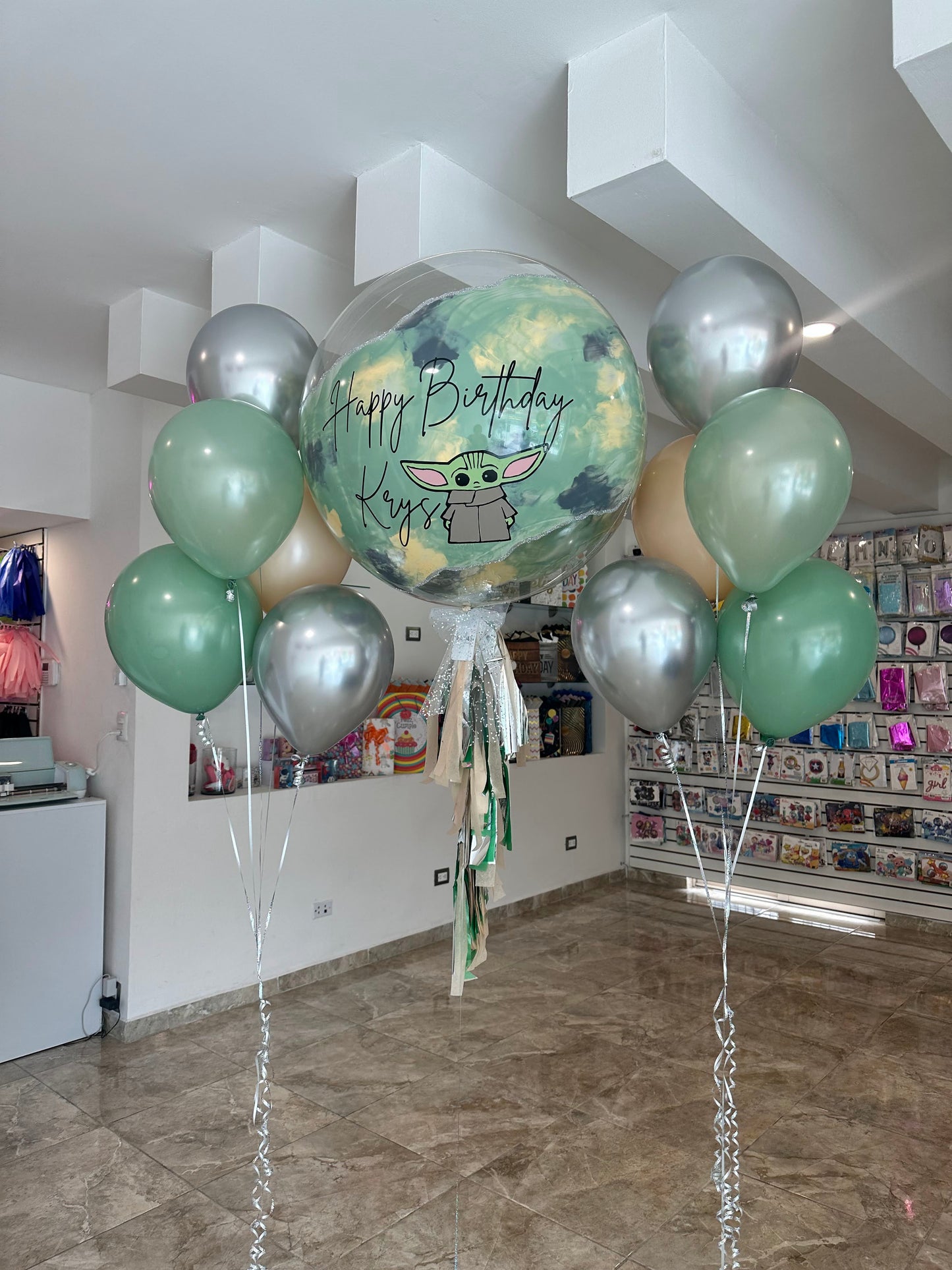 Globo Burbuja Yoda + 2 Ramilletes de Globos Látex