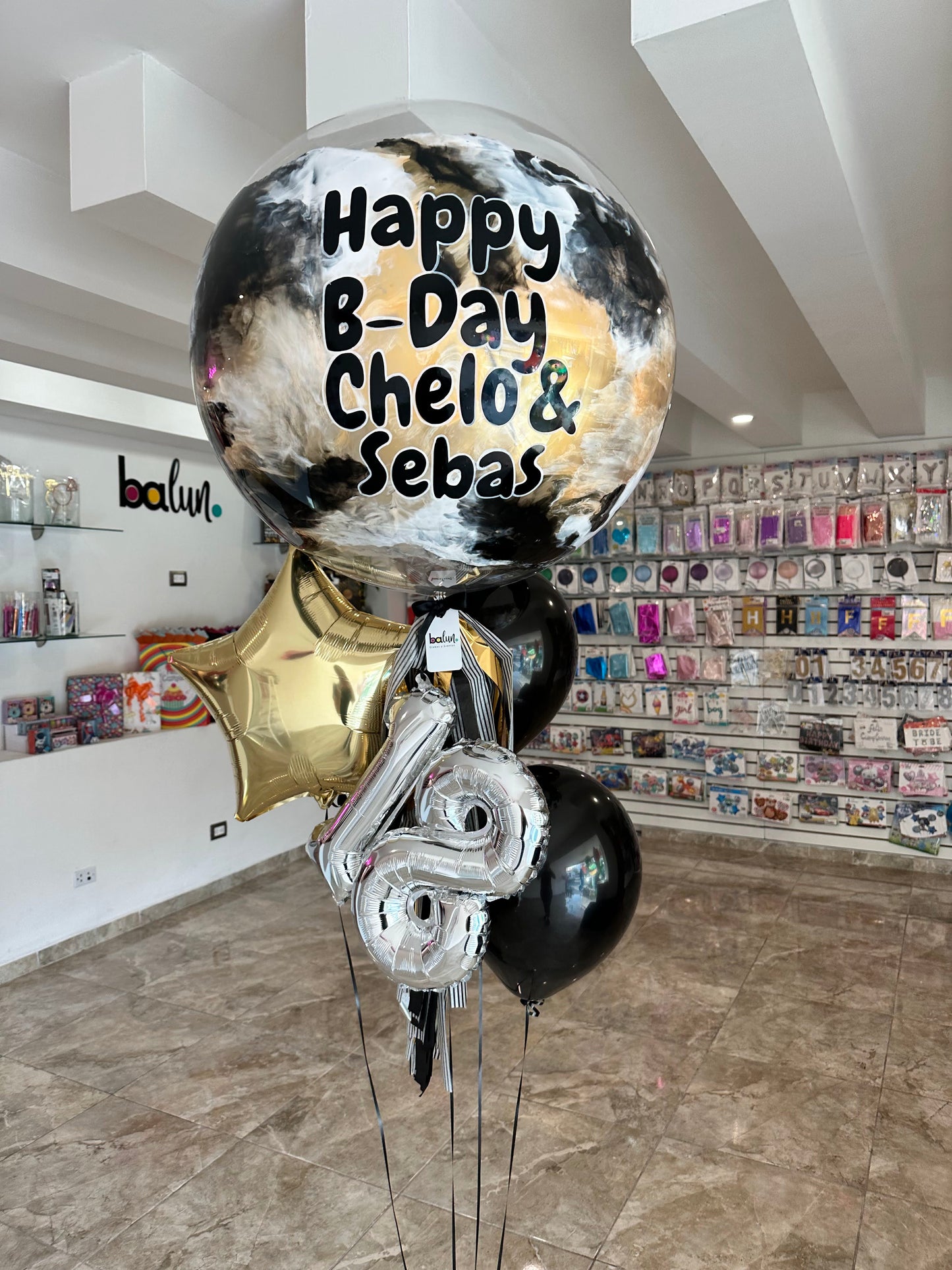 Globo Burbuja + 2 Globos Látex + 1 Estrella Metálica + Número Chico