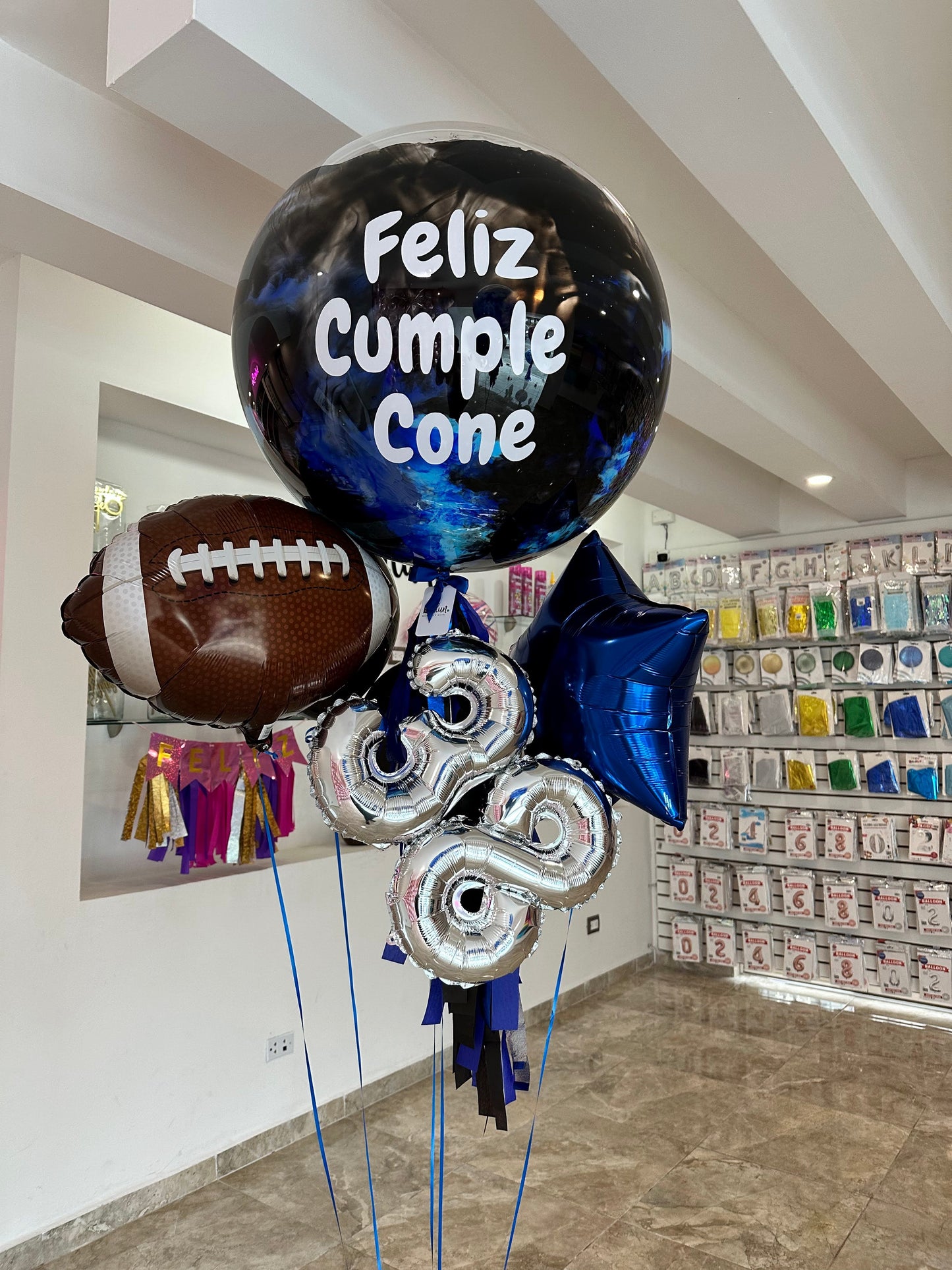 Globo Burbuja + 2 Globos Látex + 1 Estrella Metálica + Número Chico + 1 Pelota de Americano