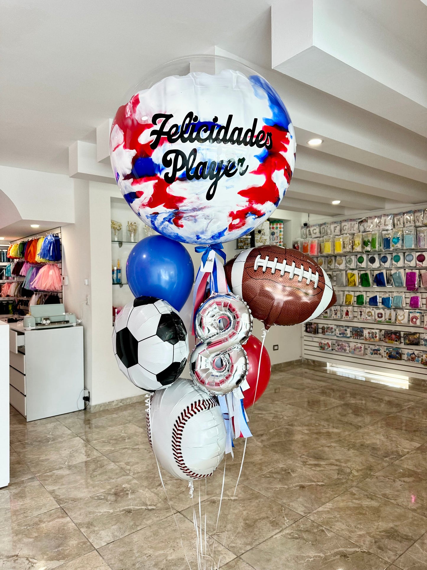 Globo Burbuja + 3 Globos Látex + Número Chico + 1 Pelota de Americano + 1 Pelota de Fútbol + 1 Pelota de Béisbol