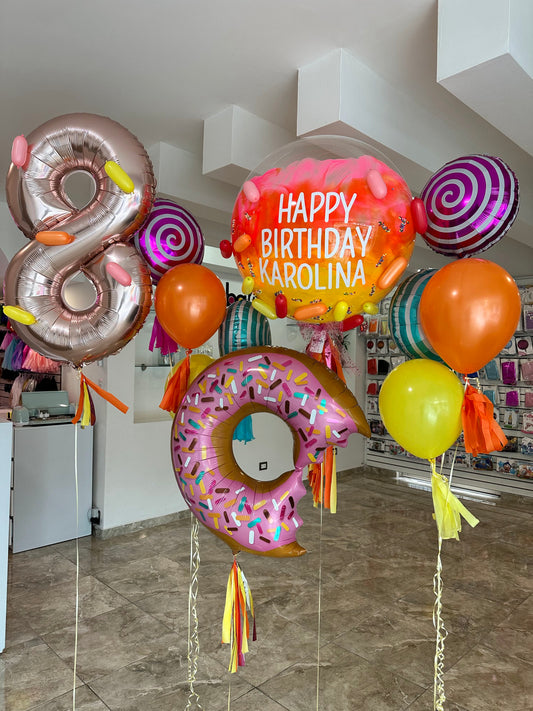 Globo Burbuja Sprinkles + Ramilletes de Dulces + Número Jumbo + Dona Jumbo