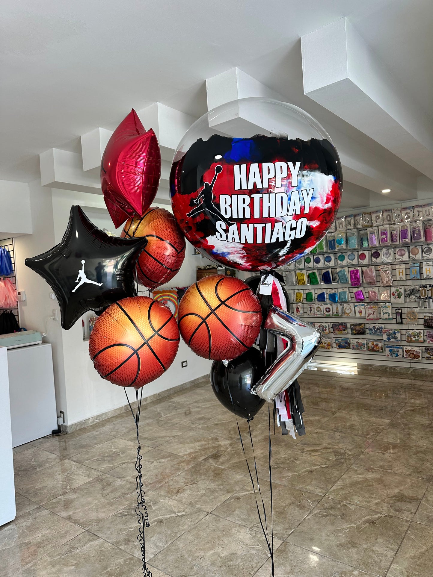 Globo Burbuja + Número Chico + Ramillete de Estrellas y Balón de Básquetbol