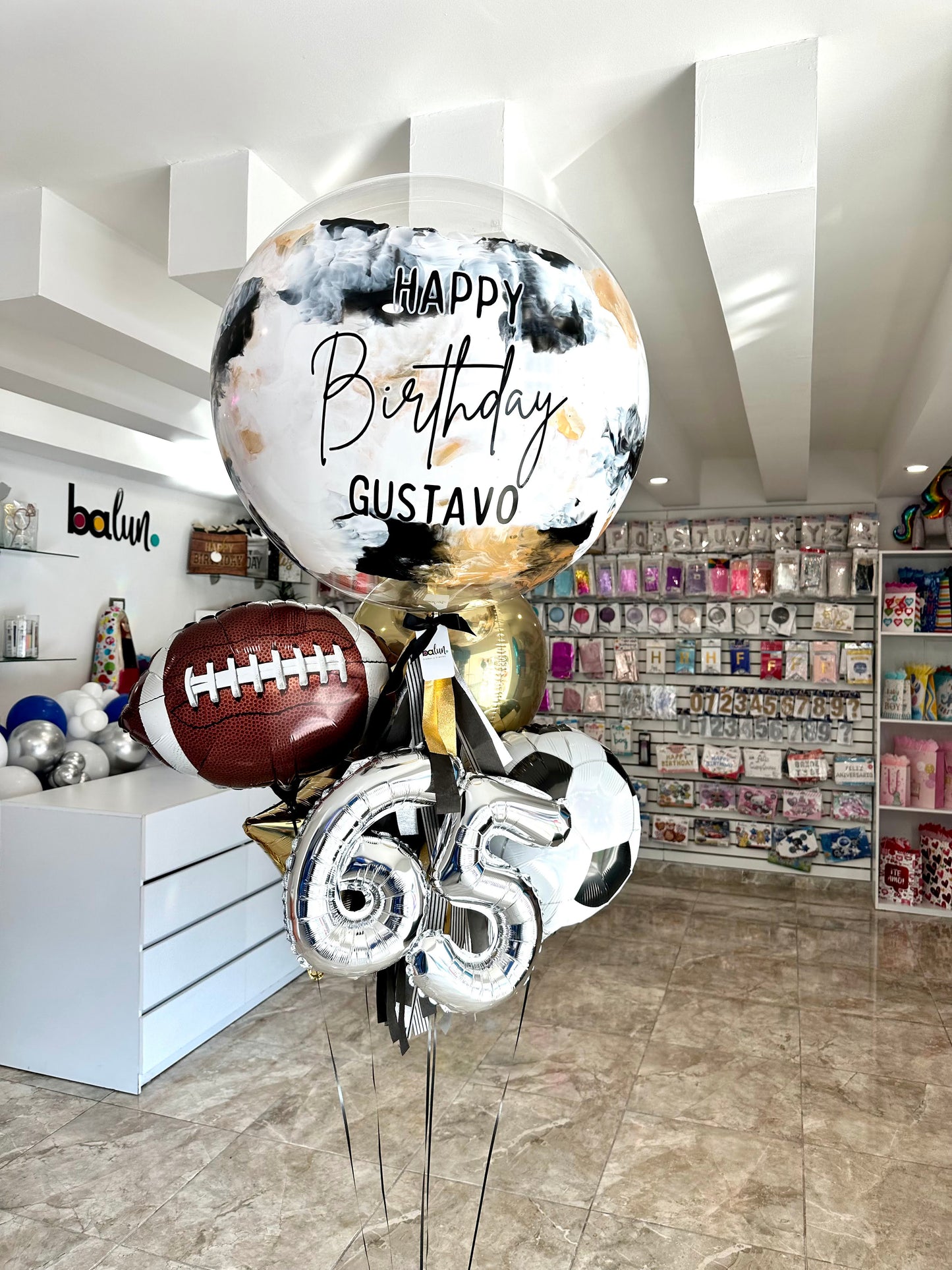 Globo Burbuja + 1 Orbz Chico + Número Chico +1 Balón de Americano + 1 Balon de Fútbol + 1 Estrella